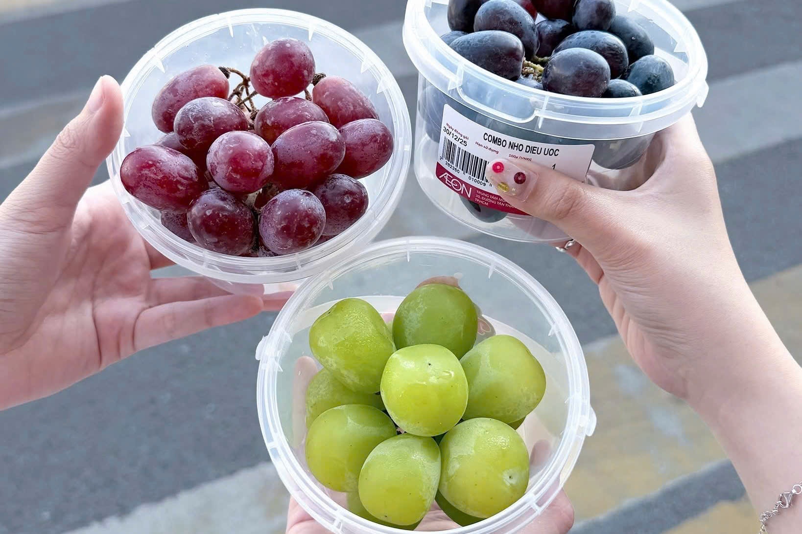 Sieu thi 'chay hang' combo 12 trai nho 'uoc nguyen' hinh anh