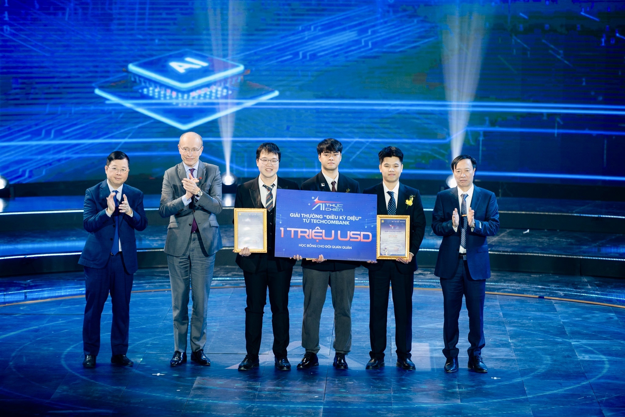 Lo dien quan quan 'A.I thuc chien' - chu nhan hoc bong 1 trieu USD hinh anh