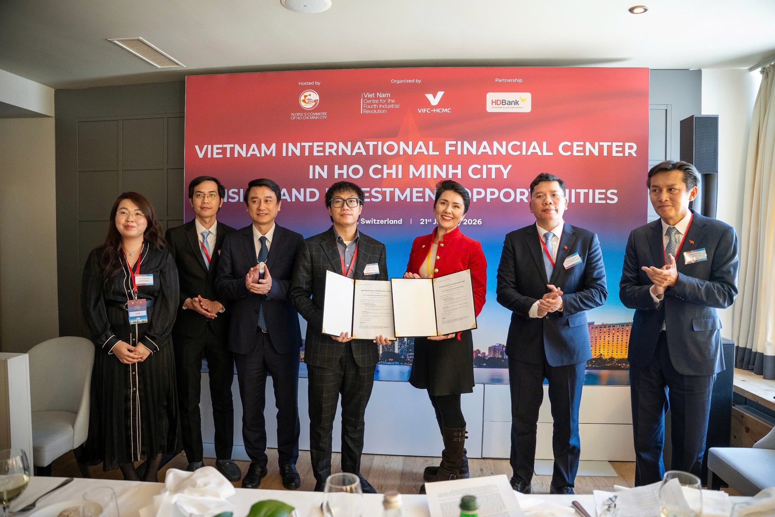 Trung tam Tai chinh anh 6