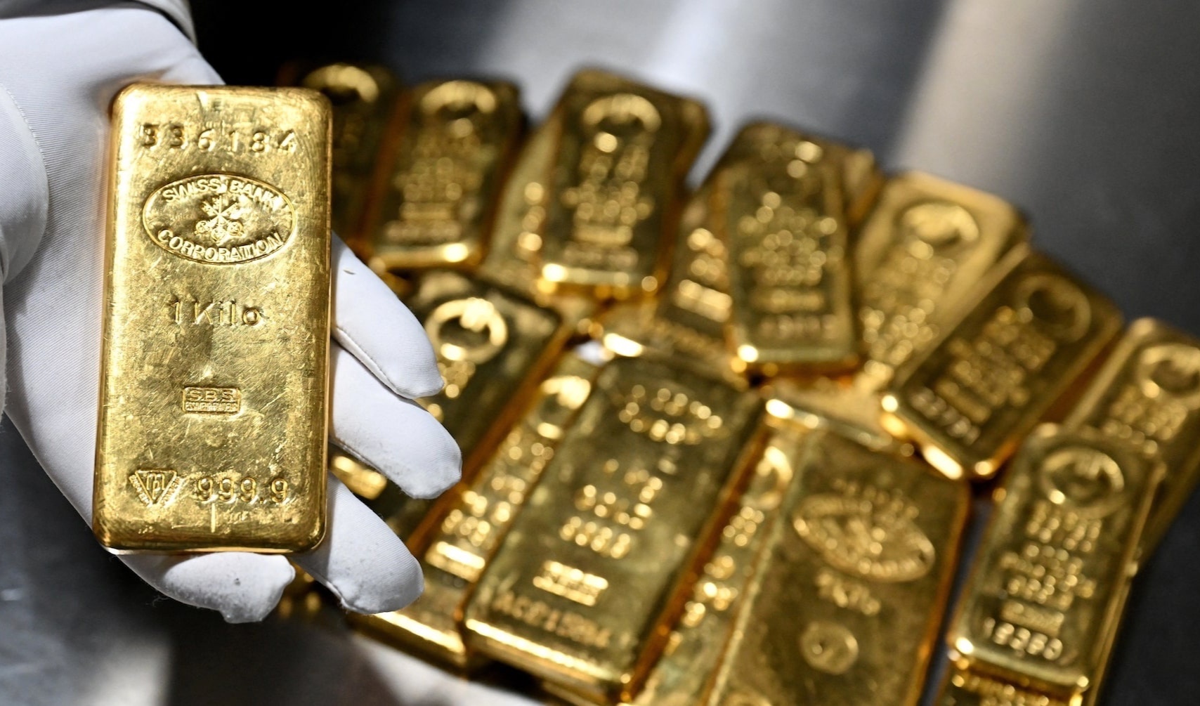 Gia vang the gioi bat ngo lao doc hinh anh