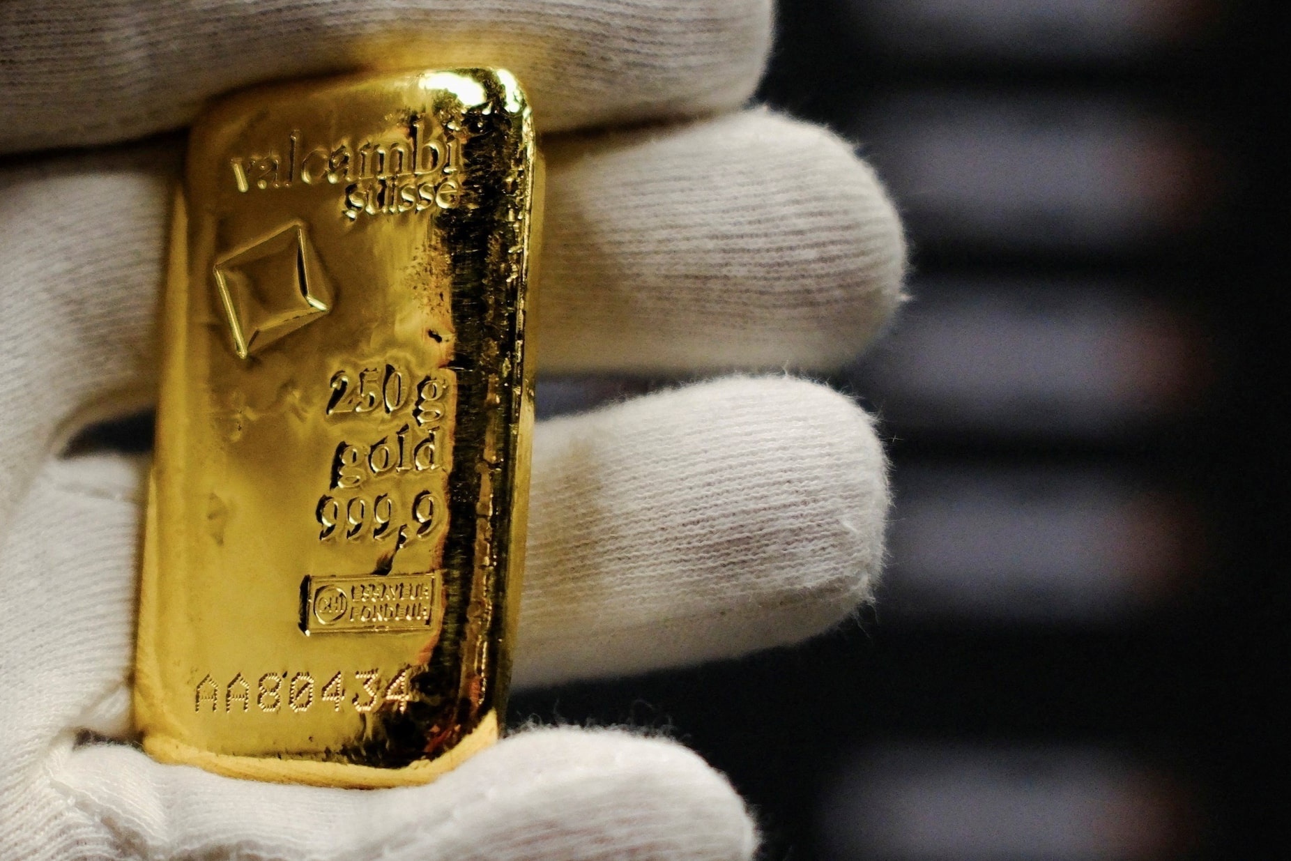 Gia vang the gioi lai roi khoi moc 5.000 USD/ounce hinh anh