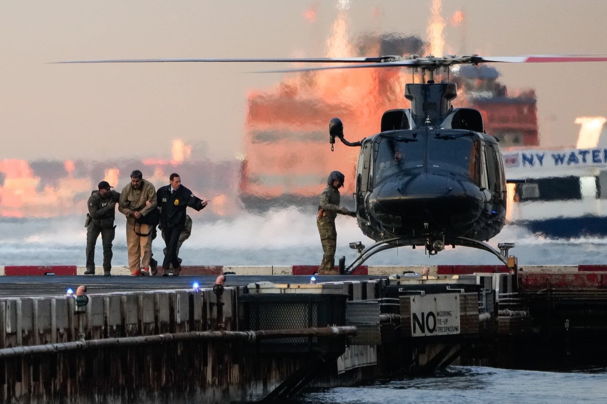 Ban tay tinh bao xuyen thau dau vet lanh dao Iran, Venezuela hinh anh