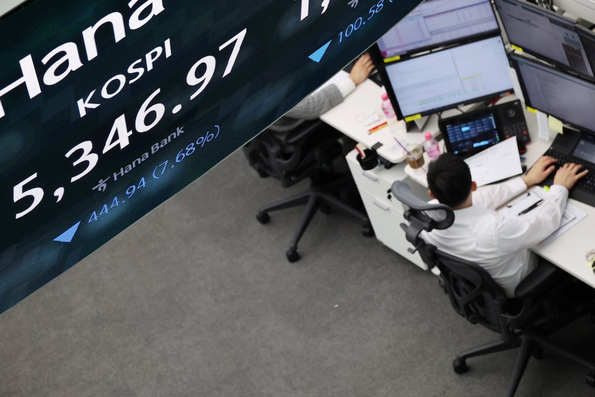 Chung khoan chau A bi 'ban thao' hinh anh