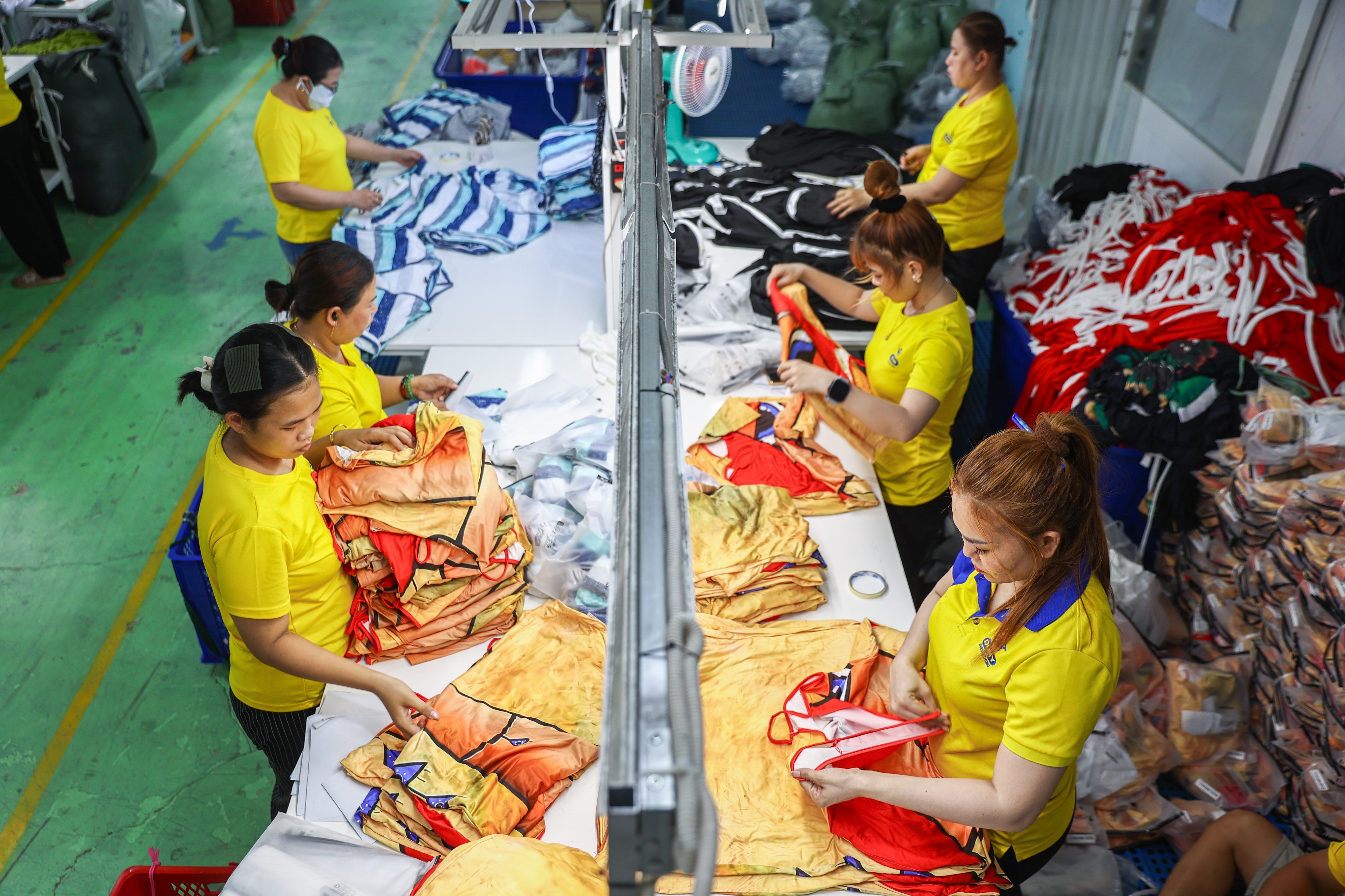 Xoay xo khi hang xuat khau ket trong kho, noi dia kho tang gia hinh anh