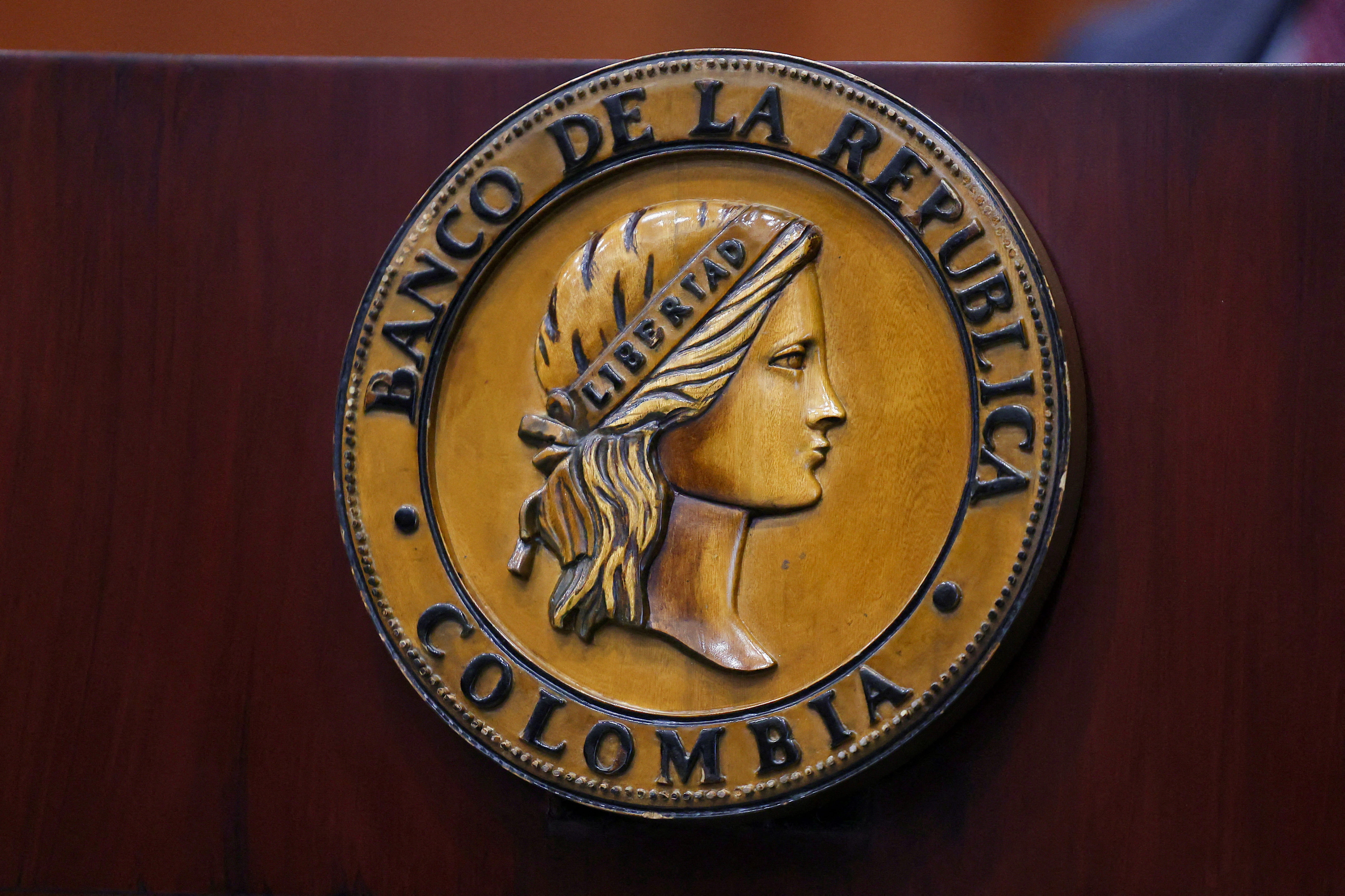 Ngan hang trung uong toan cau 'an binh bat dong' hinh anh