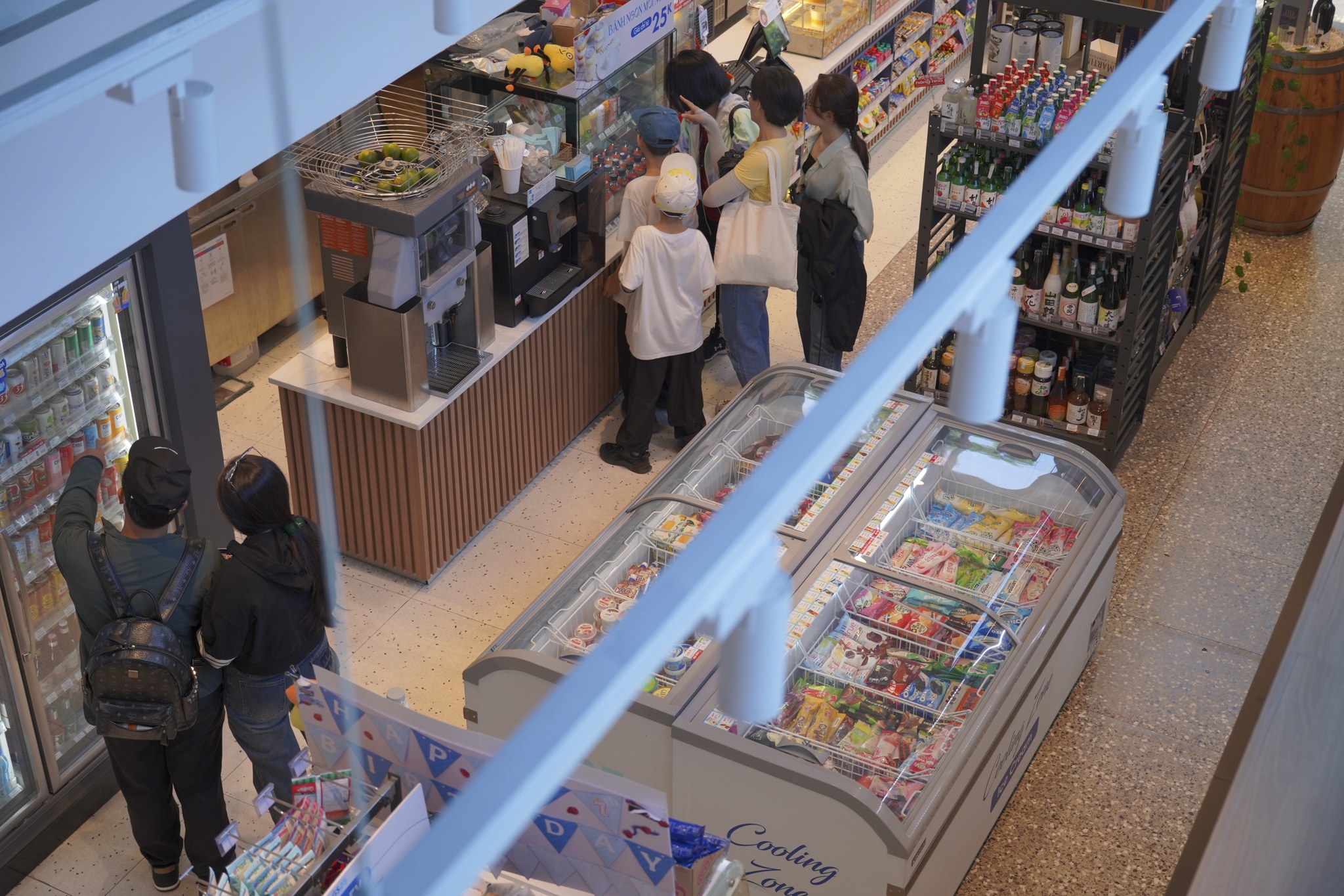 cua hang tien loi anh 2