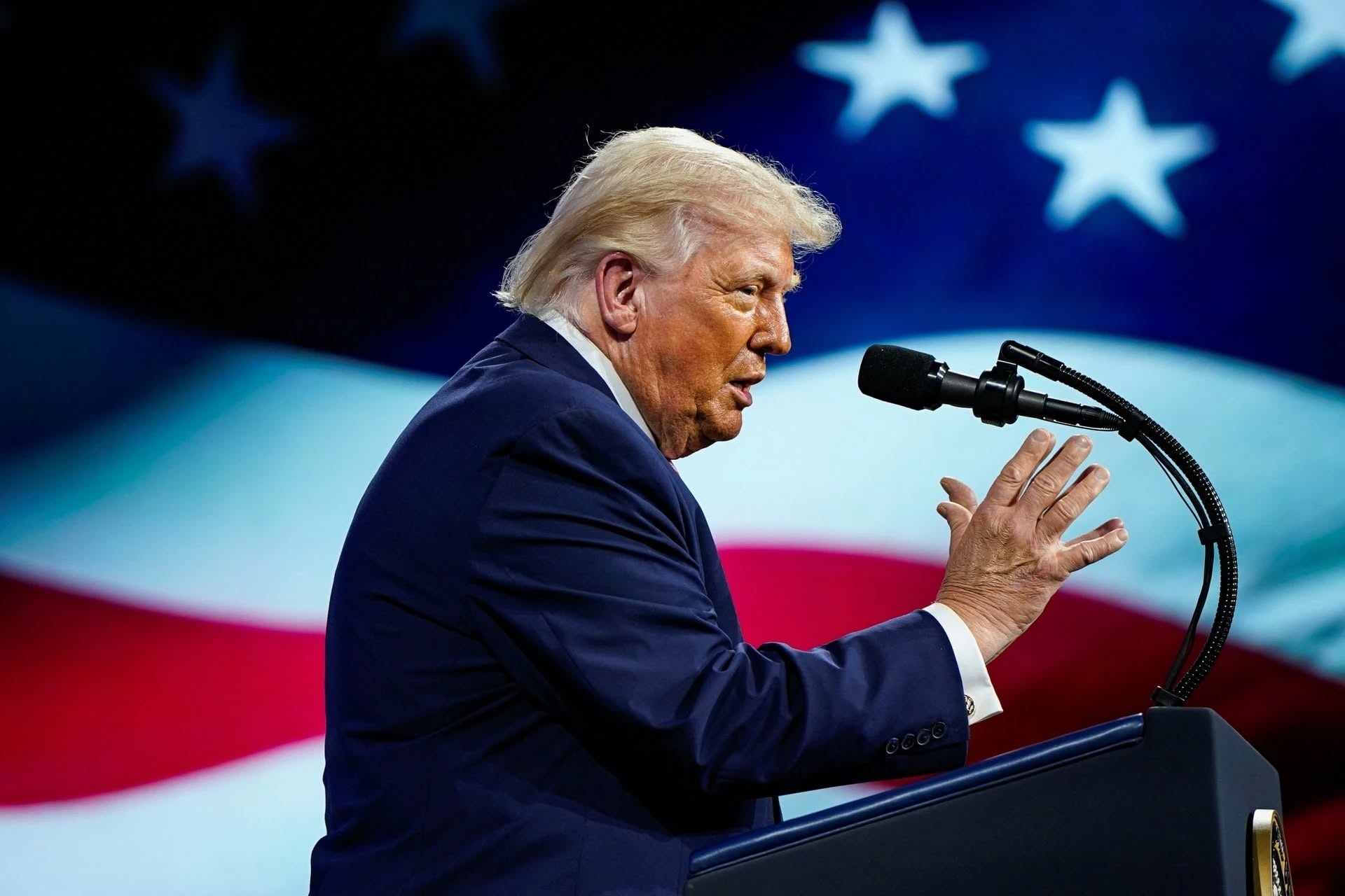 Lieu ong Trump co lap lai sai lam 'chet nguoi' cua ChurChill? hinh anh