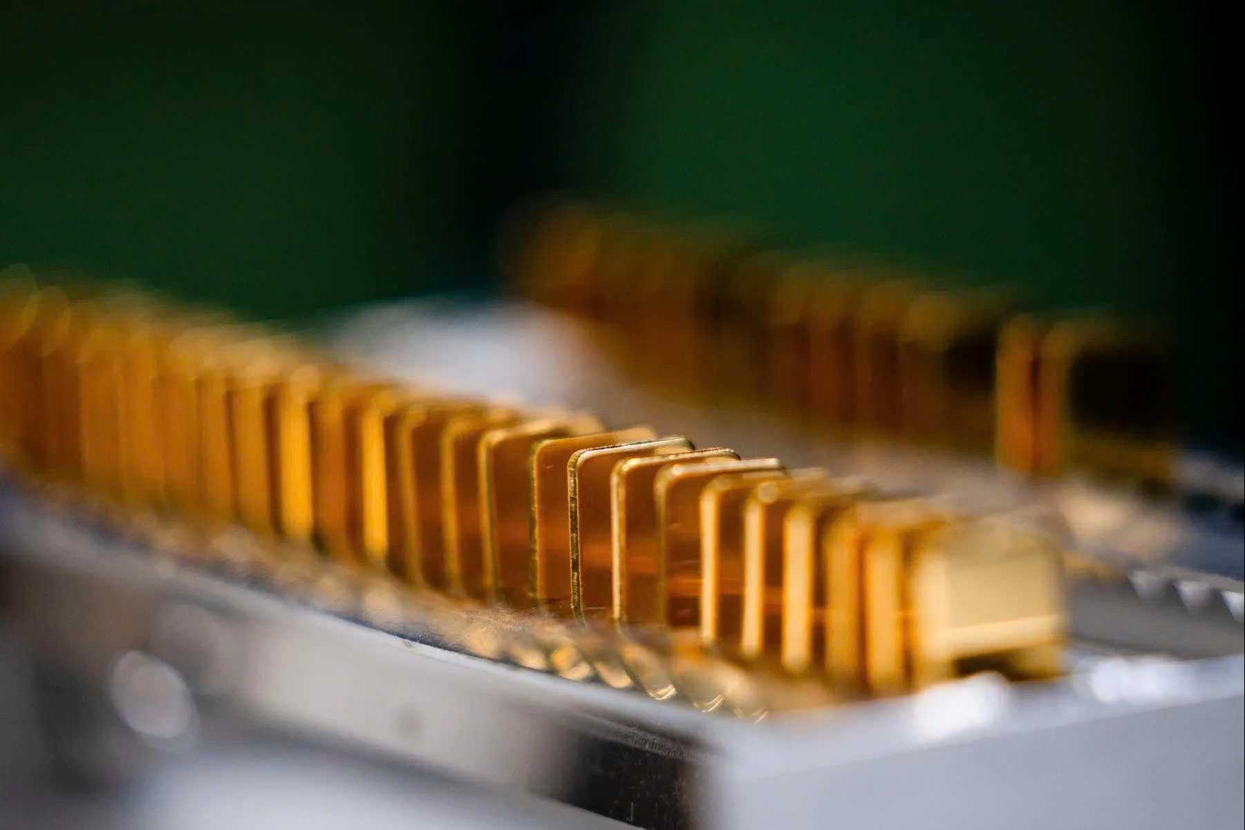 Gia vang the gioi lao doc hinh anh