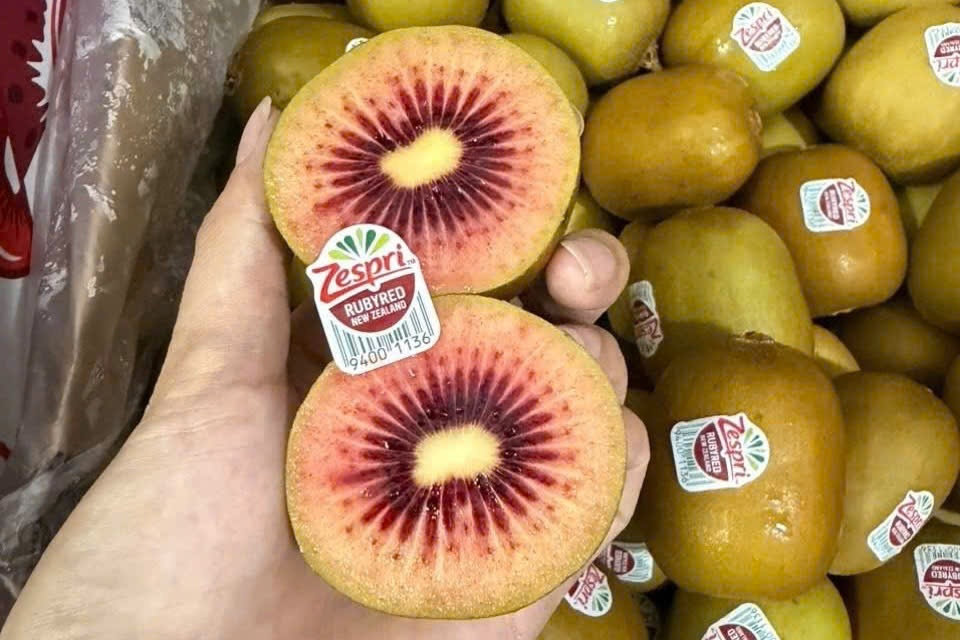 Kiwi ruot do New Zealand hon 300.000 dong/kg van hut khach mua hinh anh