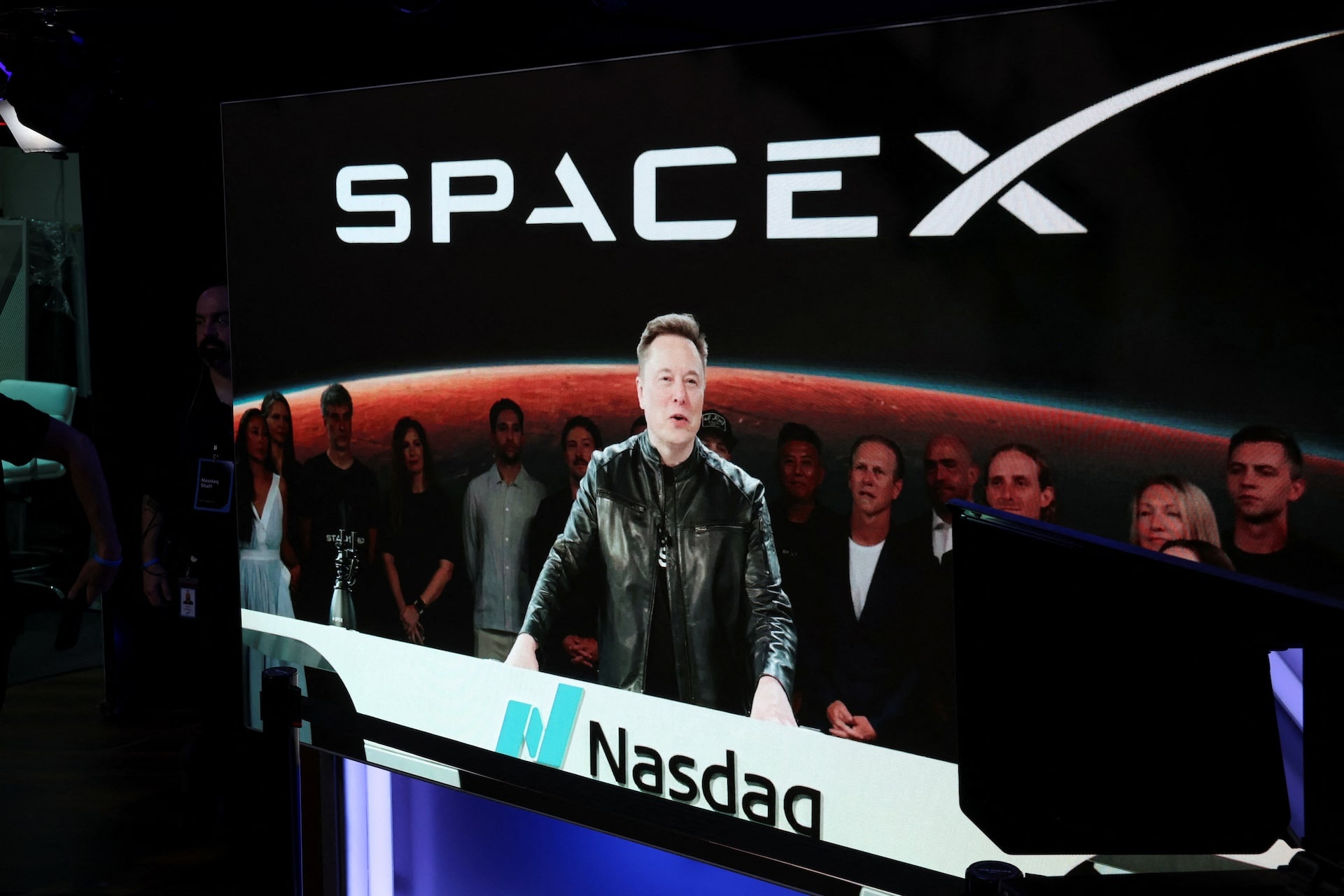 Co phieu SpaceX tang dung dung, Elon Musk lap ky luc 'vo tien khoang hau' hinh anh