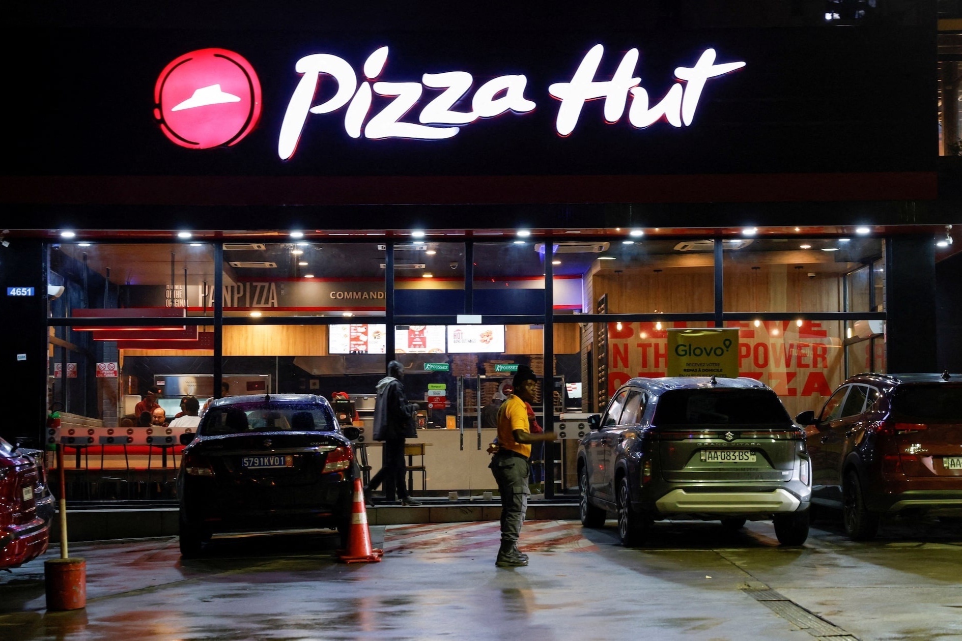 Ong chu Pizza Hut ban chuoi gia gan 3 ty USD hinh anh