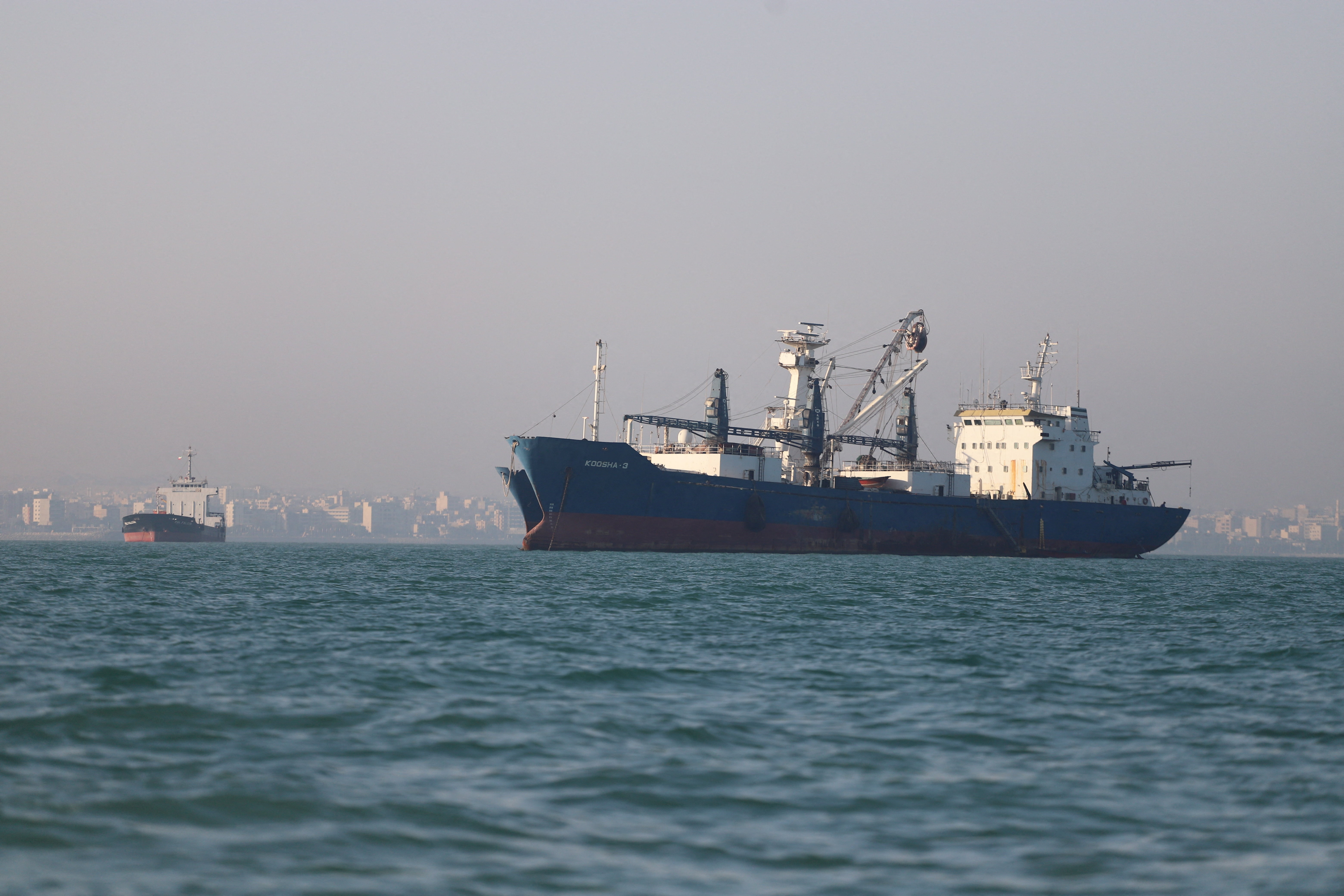 Tau dau Iran tim duong ve 'nha' sau lenh ngung ban hinh anh