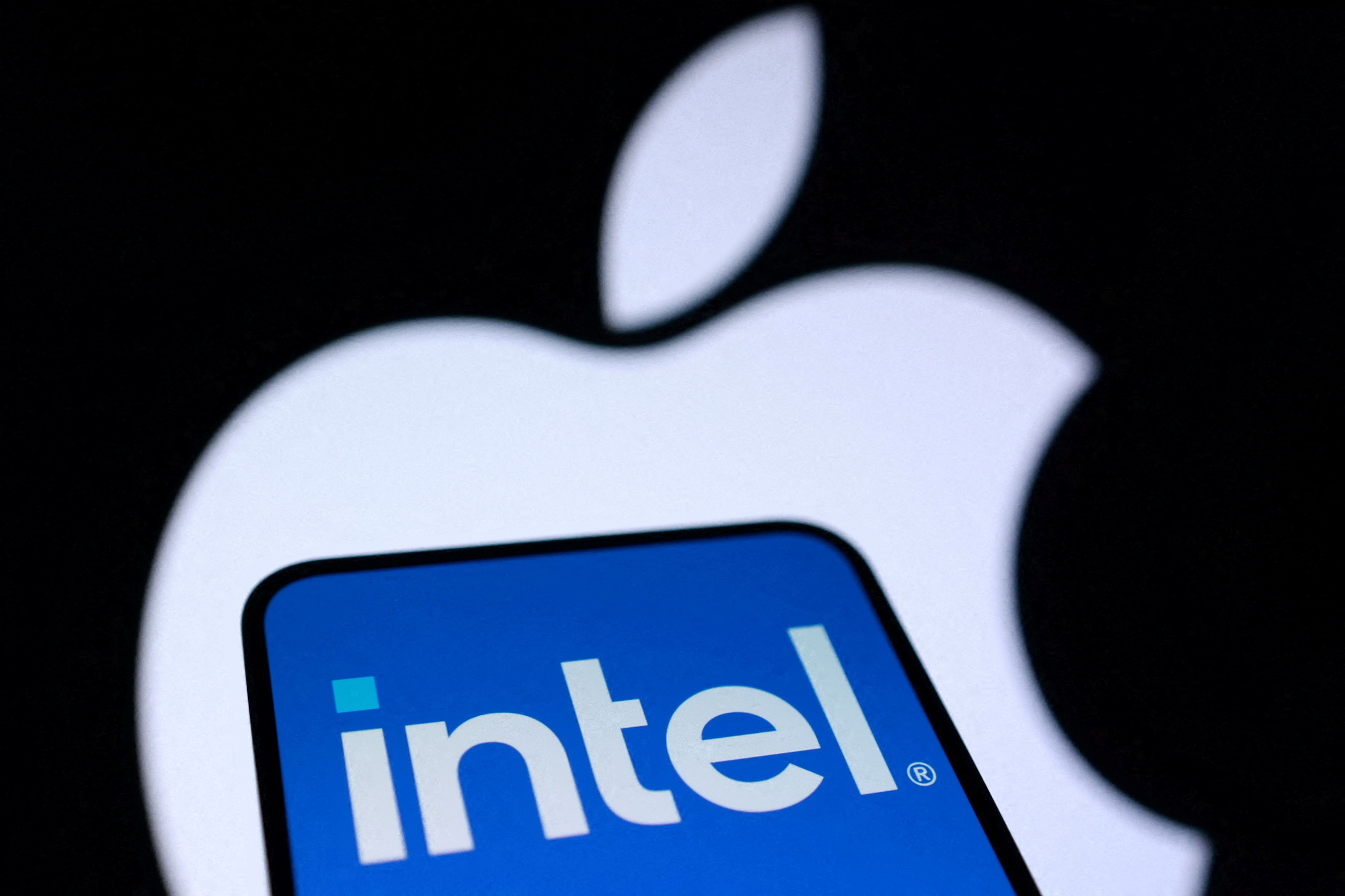 Cai 'bat tay' lich su cua Apple va Intel hinh anh