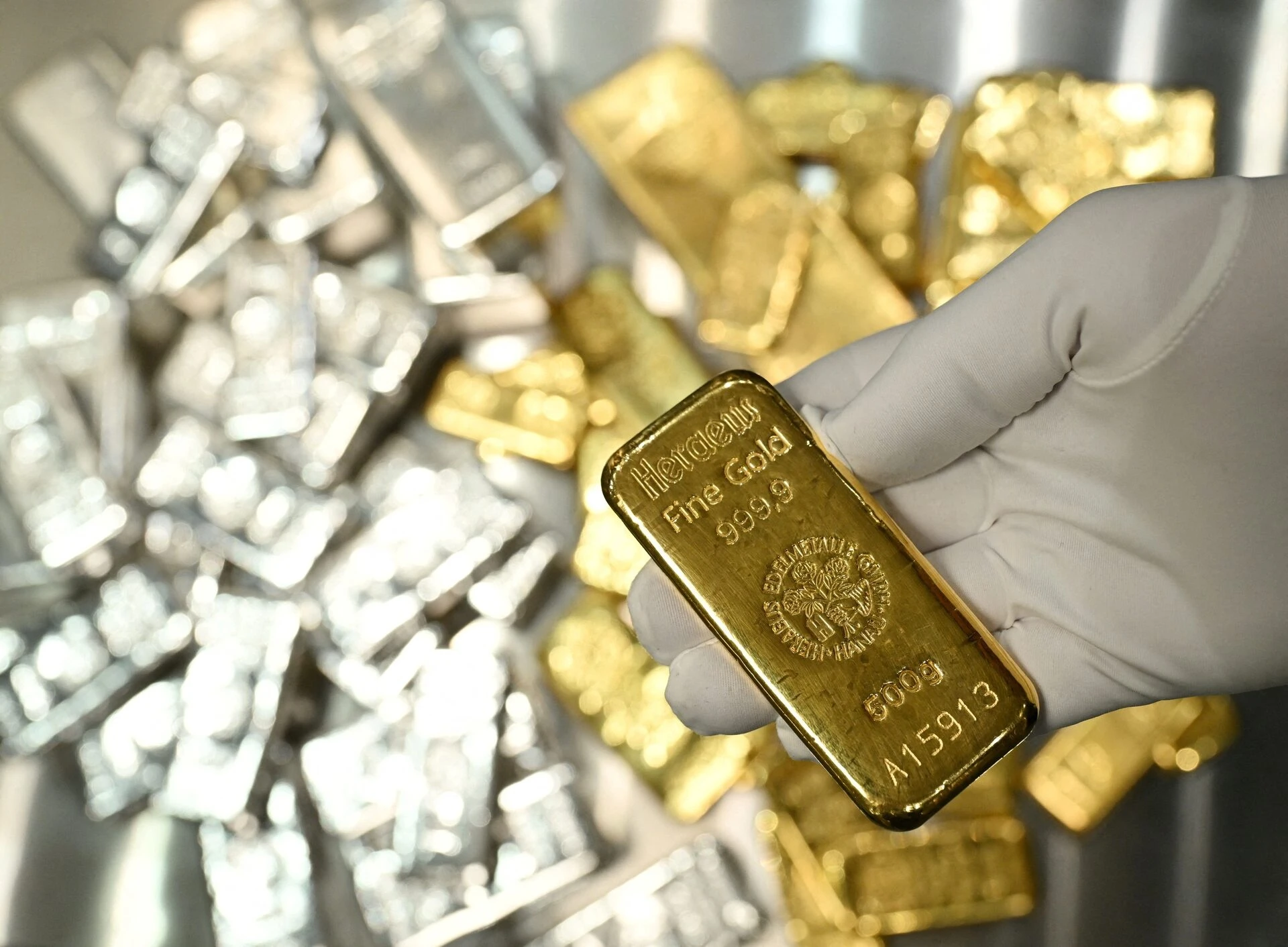 Giá vàng thế giới rơi thủng mốc 4.000 USD/ounce