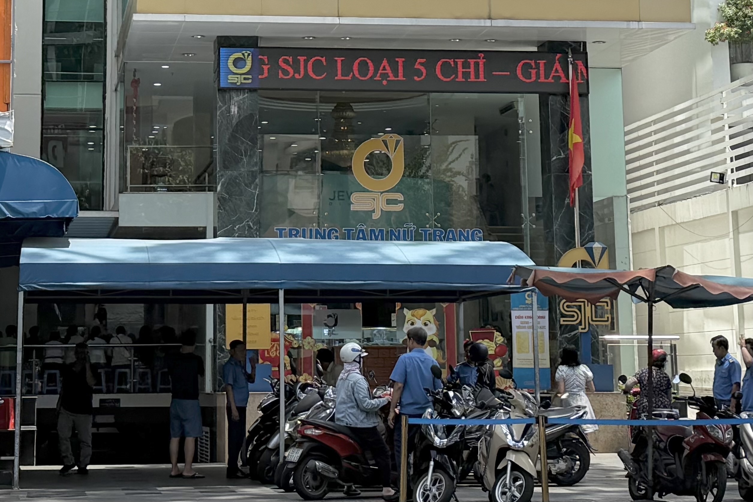 Khách đến bán vàng, kim cương tại SJC tăng đột biến
