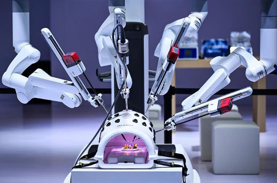 Trung Quốc tăng tốc xuất khẩu robot phẫu thuật, thách thức ông lớn Mỹ