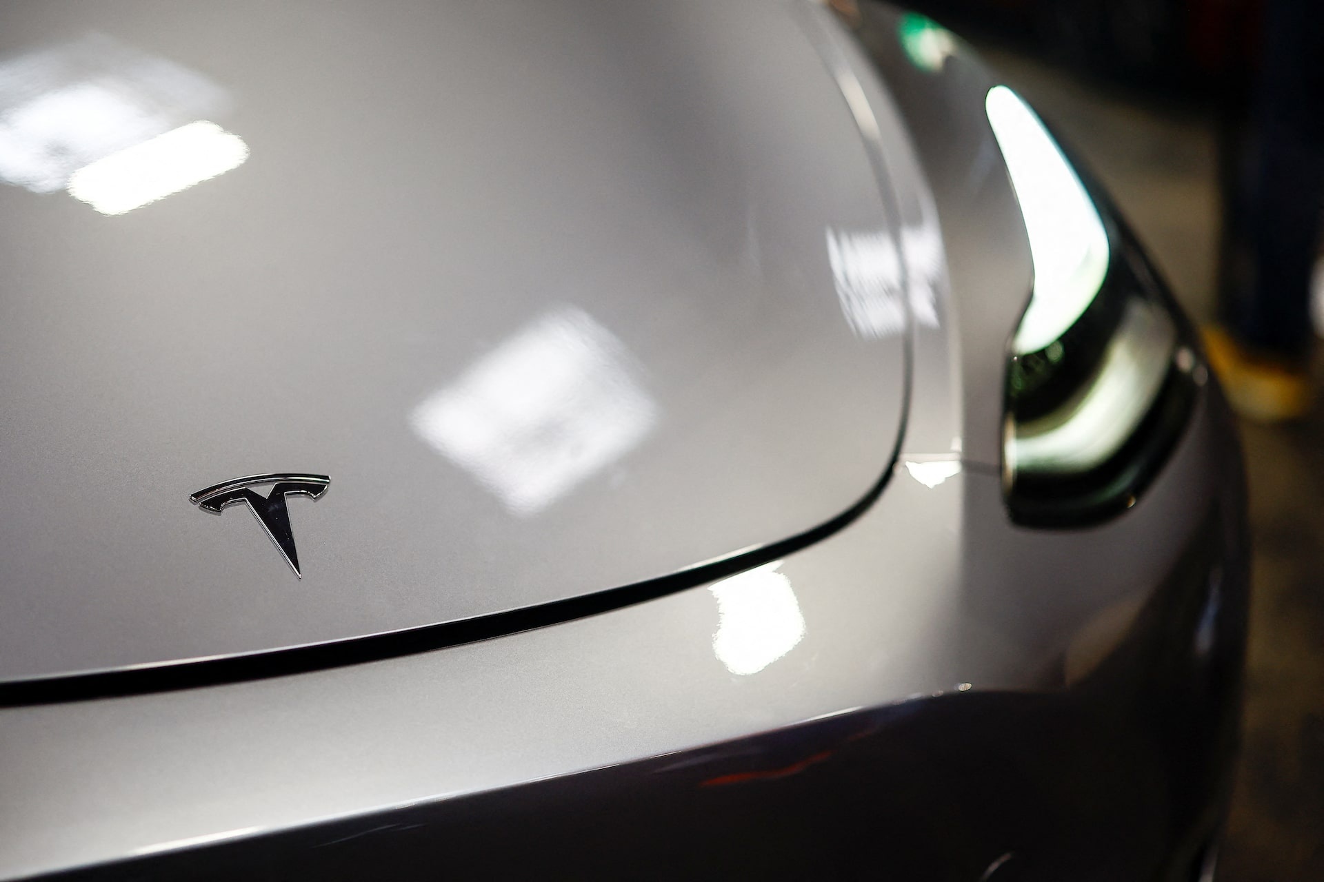 Tesla mất gần một nửa lợi nhuận