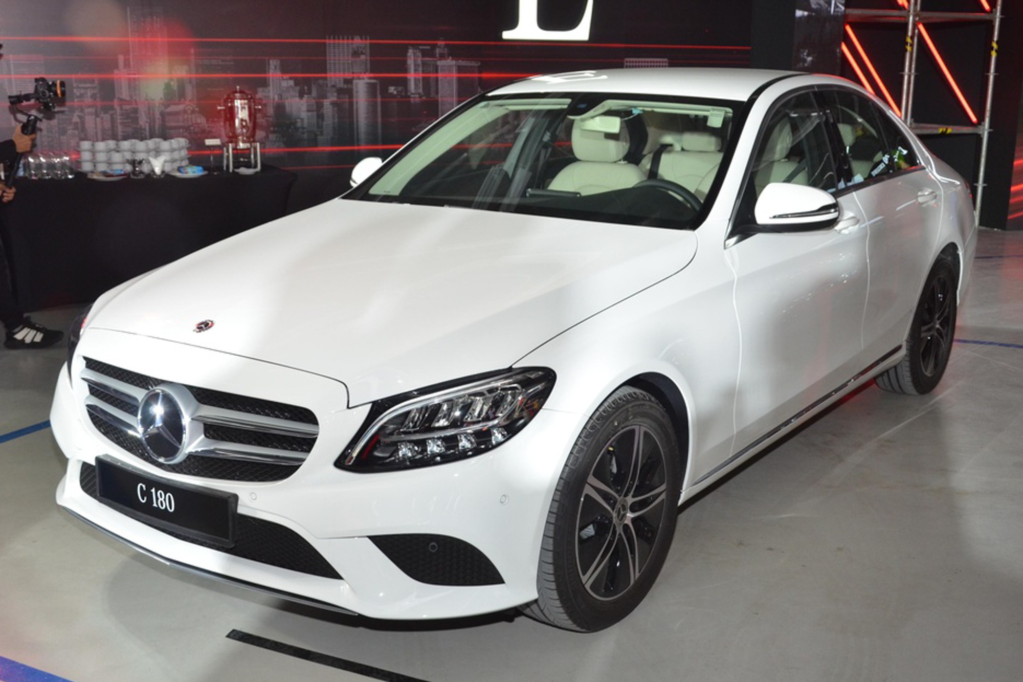 Mercedes-Benz C180 lieu co lan san phan khuc sedan D? hinh anh