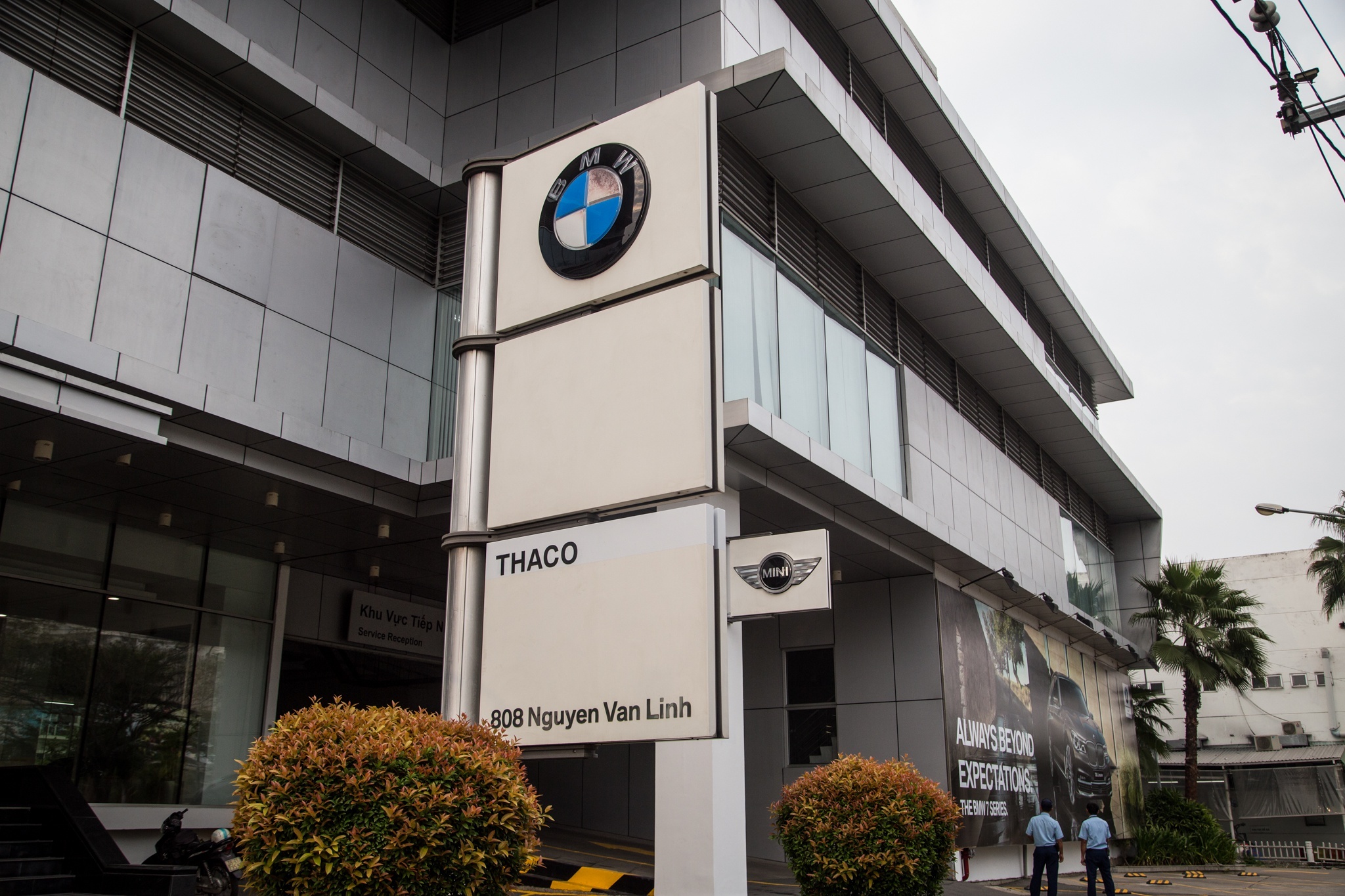 BMW doi dau Mercedes-Benz tai Viet Nam anh 2