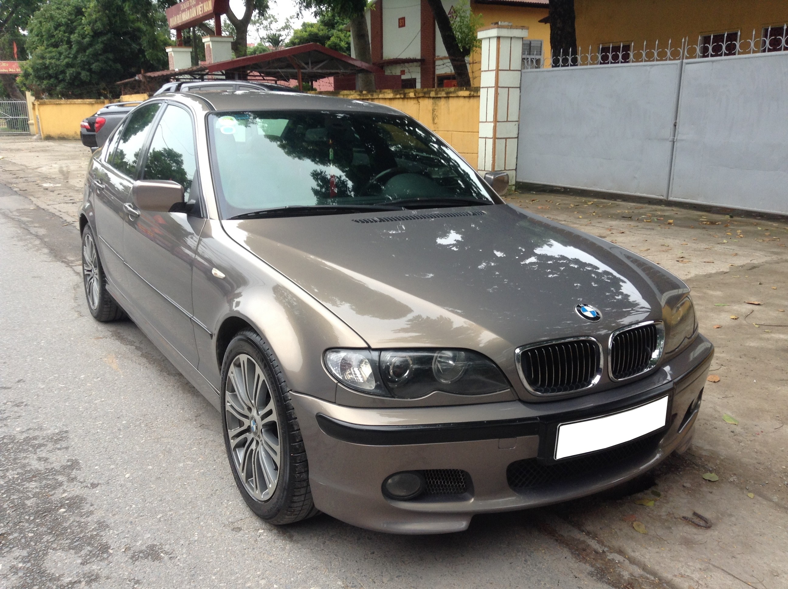 BMW doi dau Mercedes-Benz tai Viet Nam anh 1