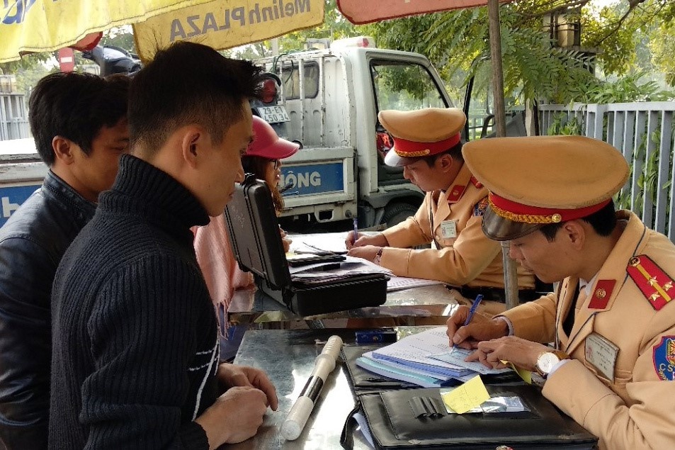 Tu nam 2020, nhung loi vi pham nao bi tuoc GPLX oto? hinh anh