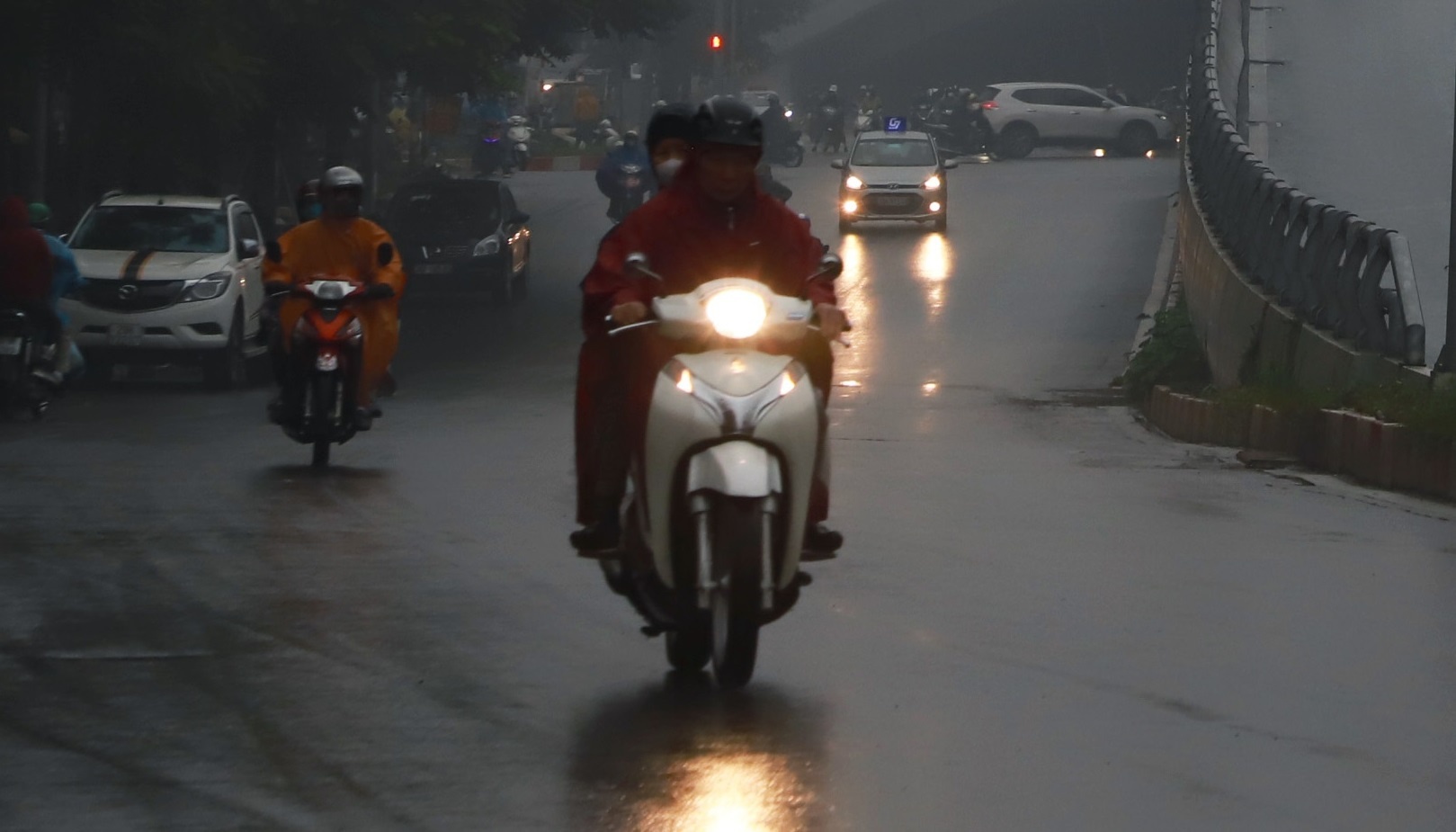 Xe may luon bat den khi ra duong - de quan sat, giam tai nan hinh anh