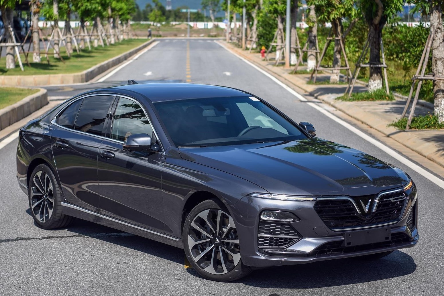 Xe cao cap va xe sang dua nhau ha gia hang tram trieu dong hinh anh