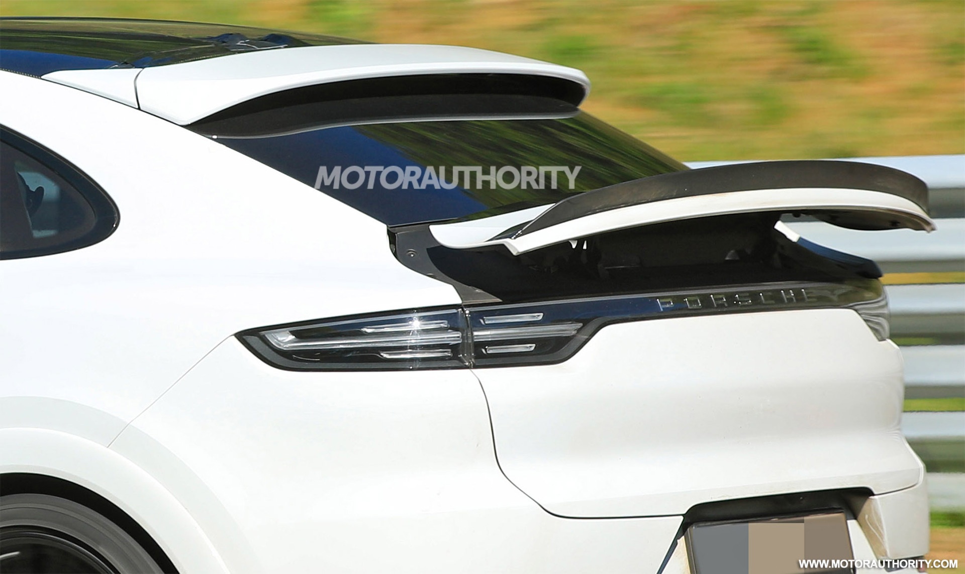 Porsche Cayenne Coupe 2022 lo dien tren duong chay thu anh 5