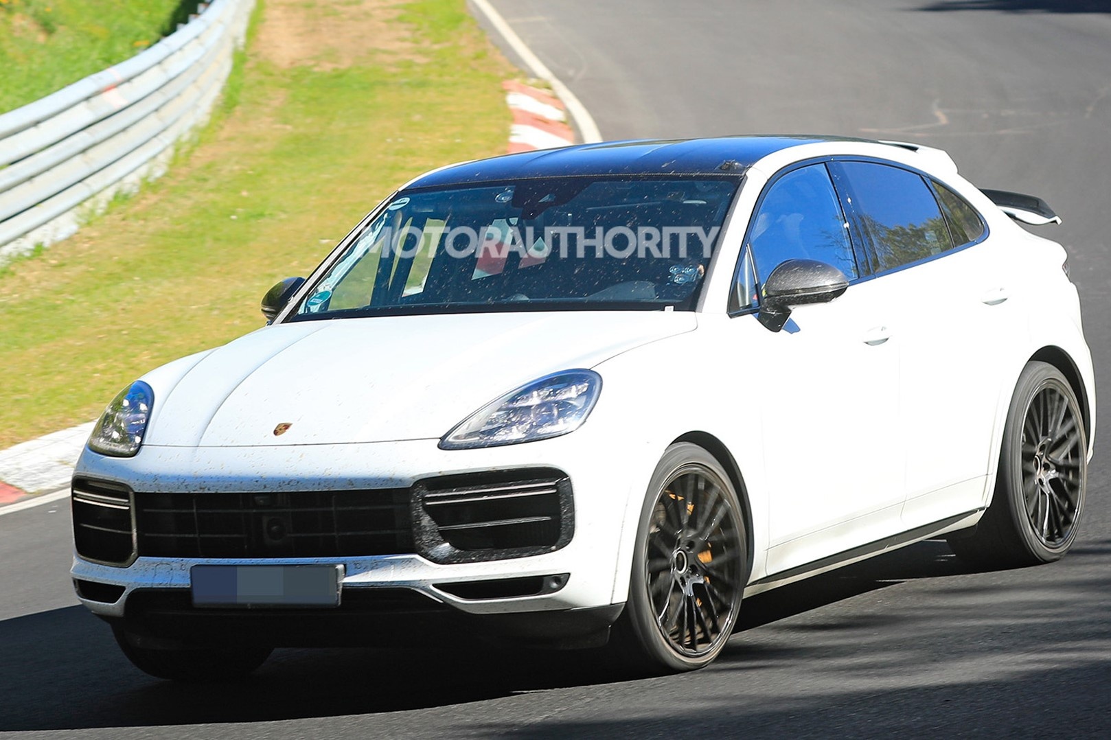 Porsche Cayenne Coupe 2022 lo dien tren duong thu hinh anh