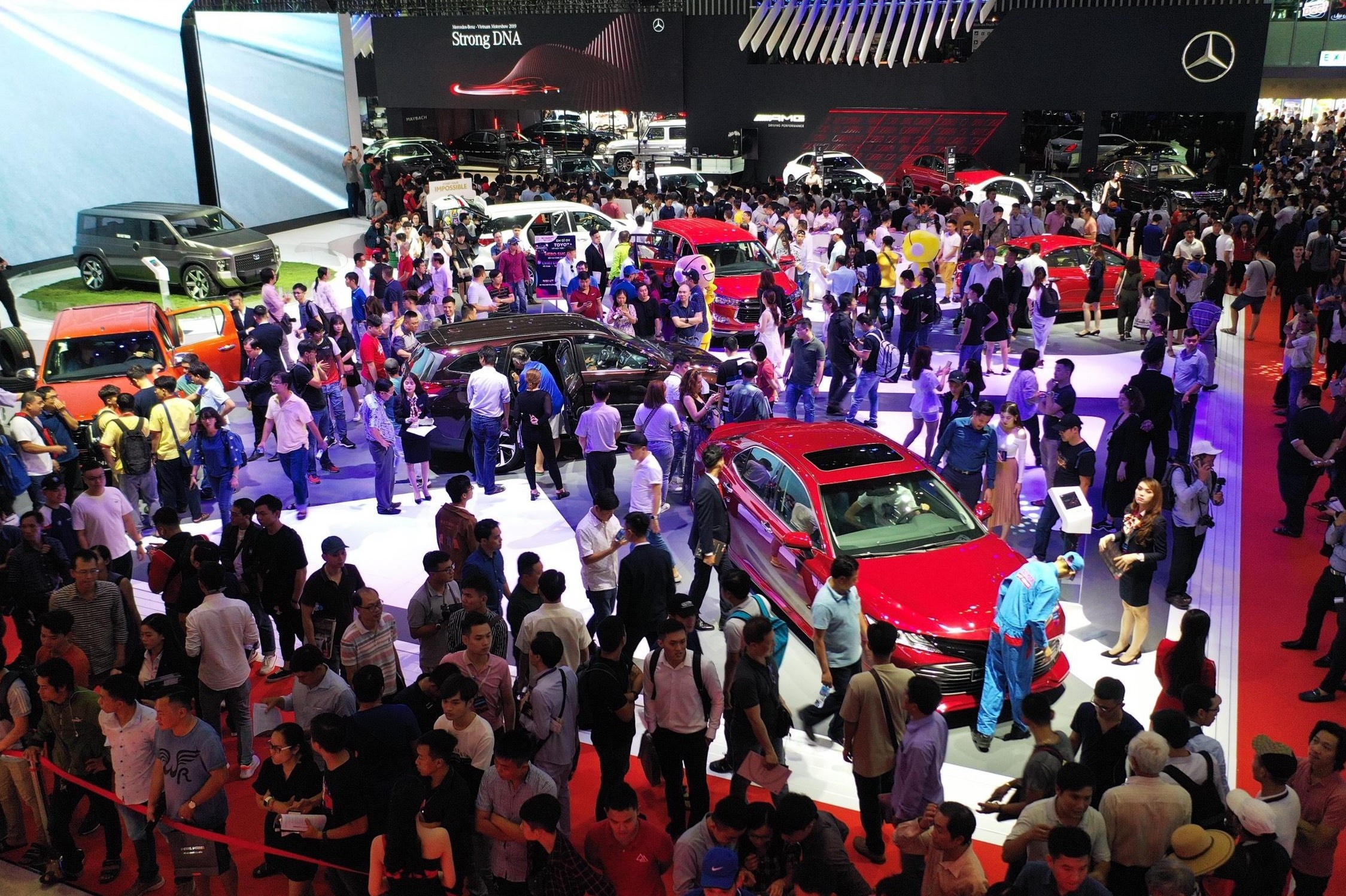 Dai ly cat giam khuyen mai, gia oto tang, khach hang buc xuc hinh anh