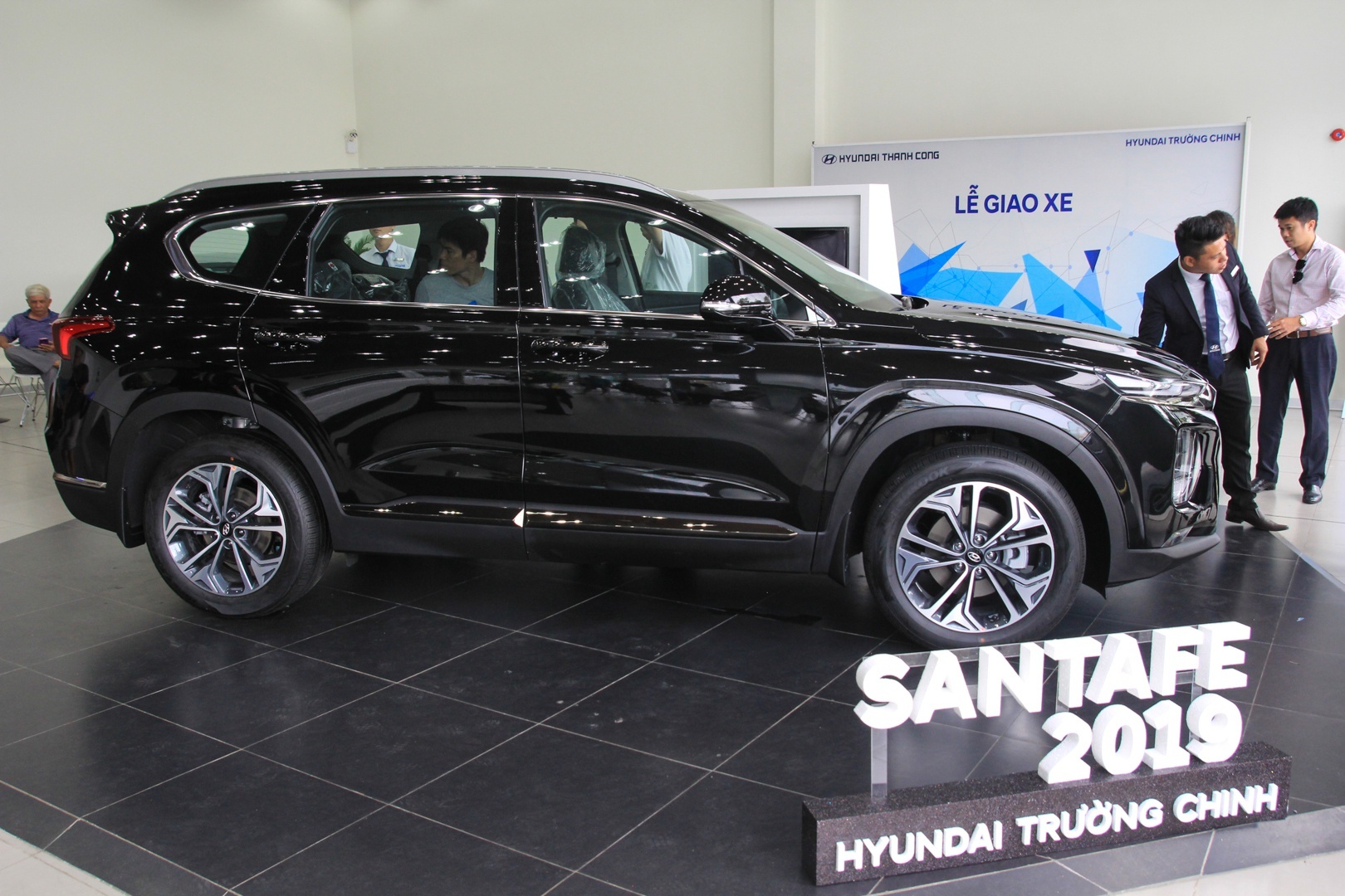 so sanh Hyundai Santa Fe va MItsubishi Outlander anh 6