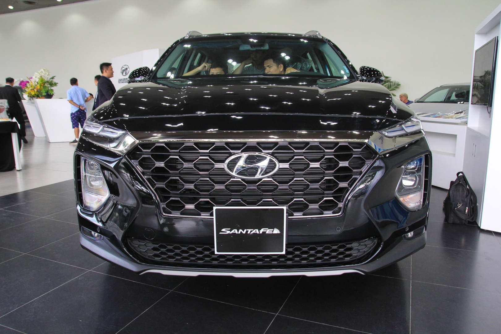 so sanh Hyundai Santa Fe va MItsubishi Outlander anh 4