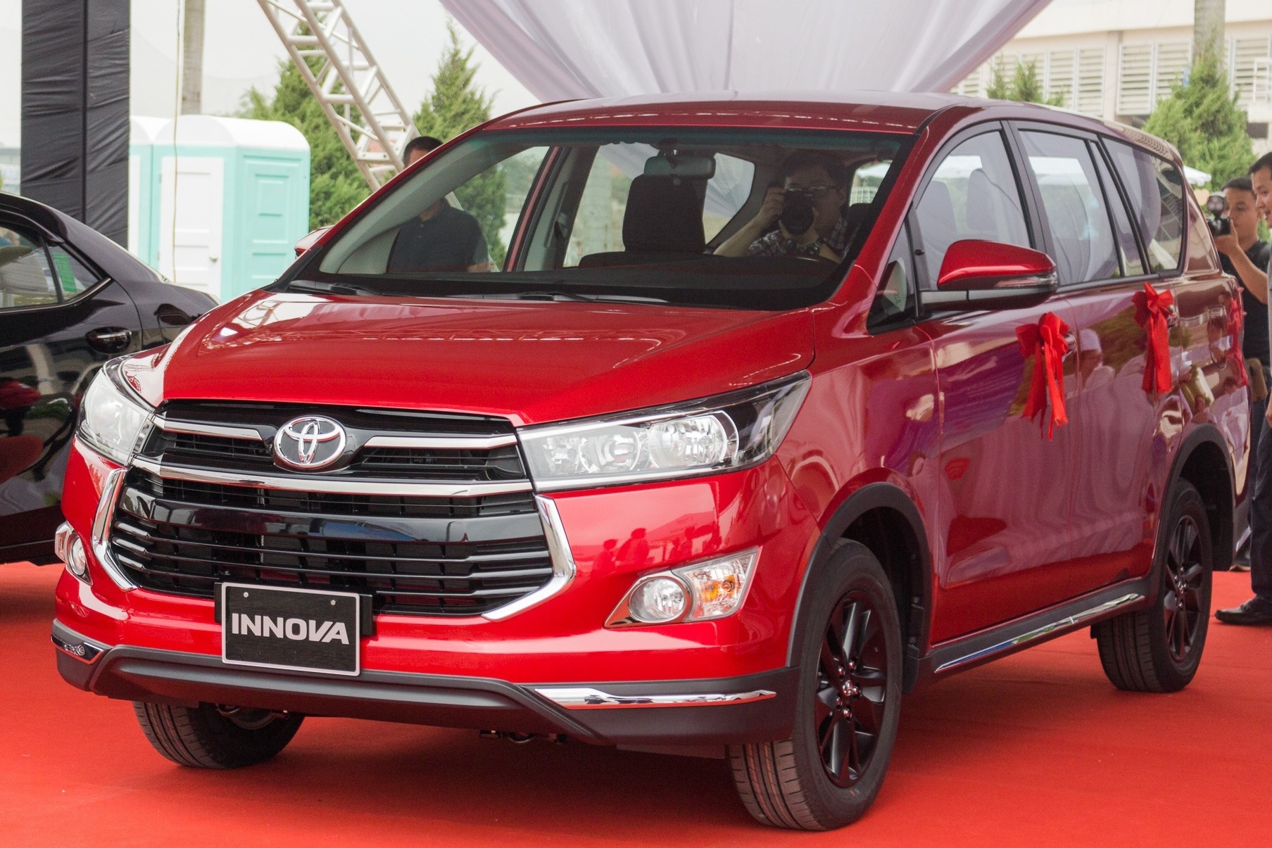 Toyota Innova that the o phan khuc MPV 7 cho trong thang 5 hinh anh