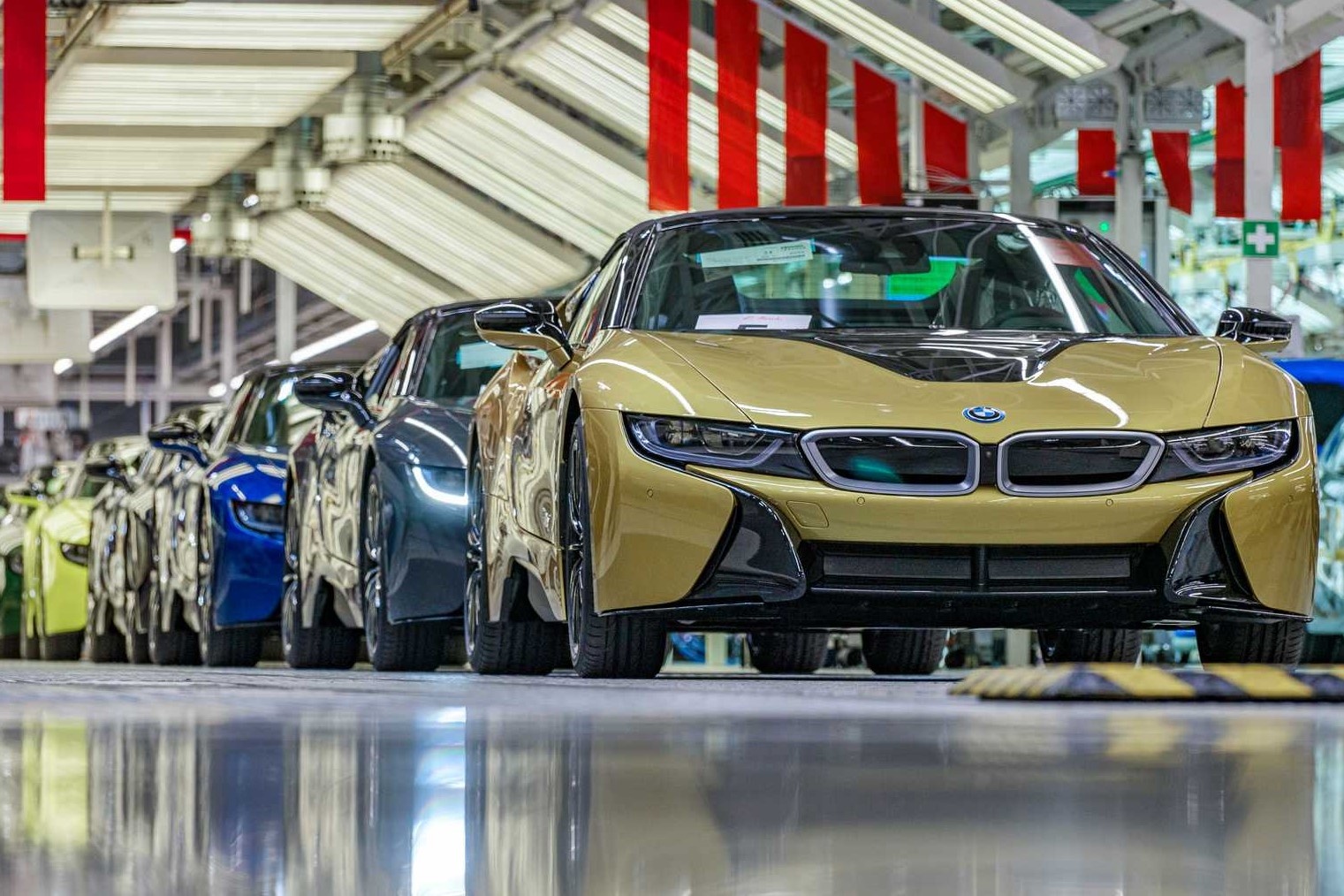 BMW chia tay i8 bang 18 phien ban mau son khac nhau hinh anh