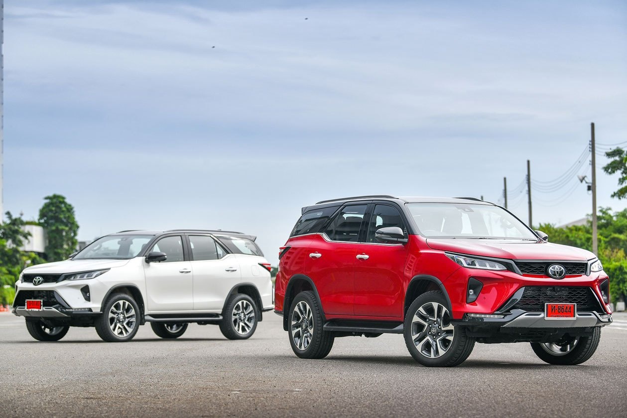 Dai ly bat dau nhan dat coc Toyota Fortuner 2021 hinh anh