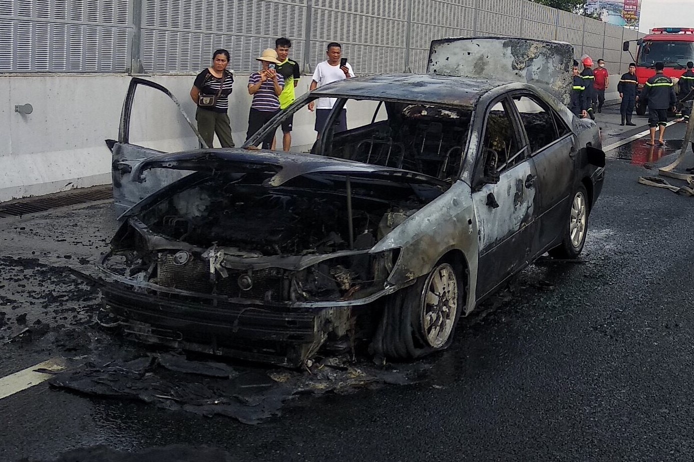 Tai sao oto boc chay khi dang van hanh? hinh anh