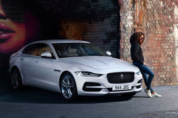 Jaguar XE 2021 duoc nang cap dong co hinh anh