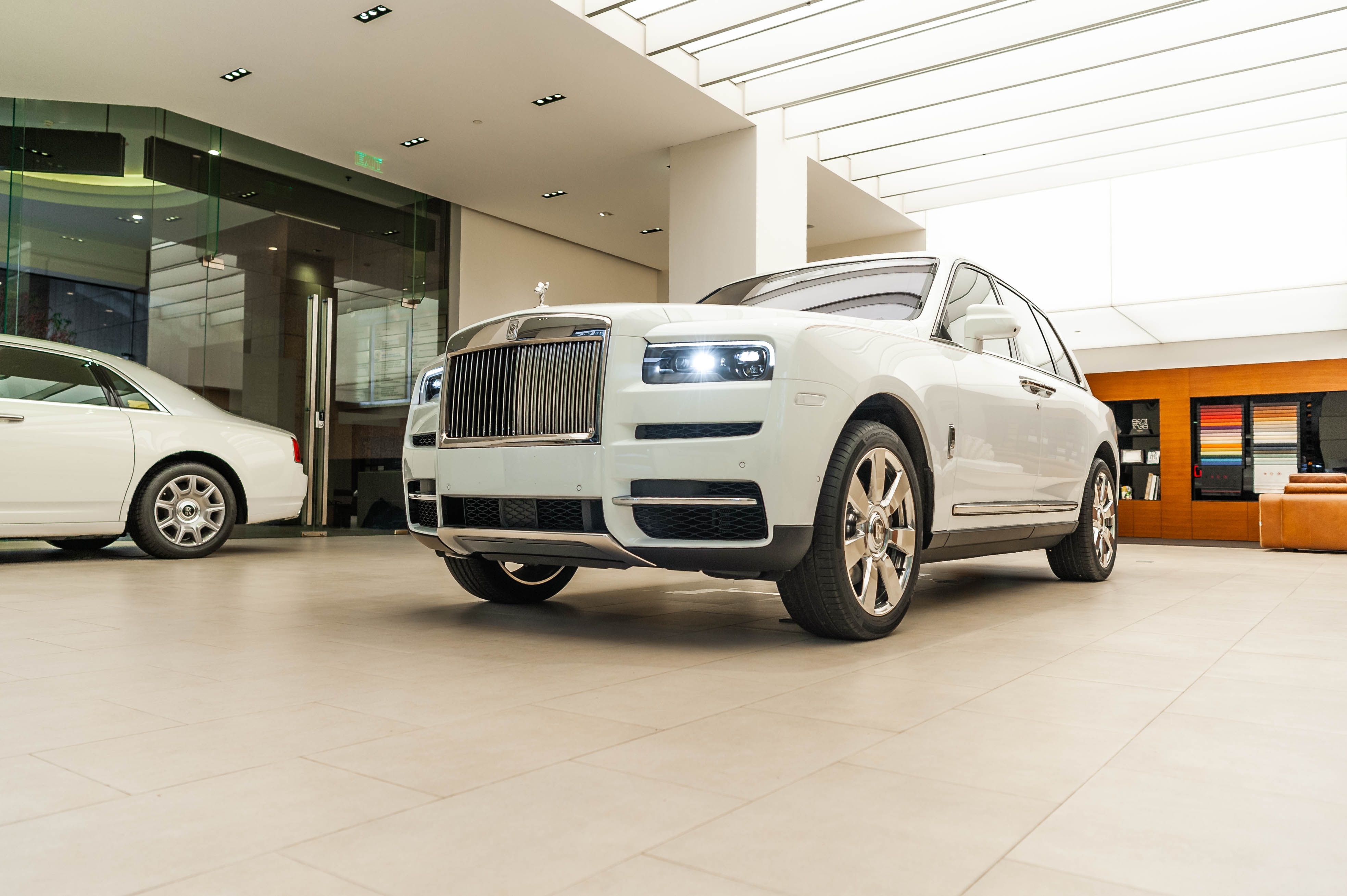 Rolls-Royce Motor Cars Hanoi dung hoat dong anh 2