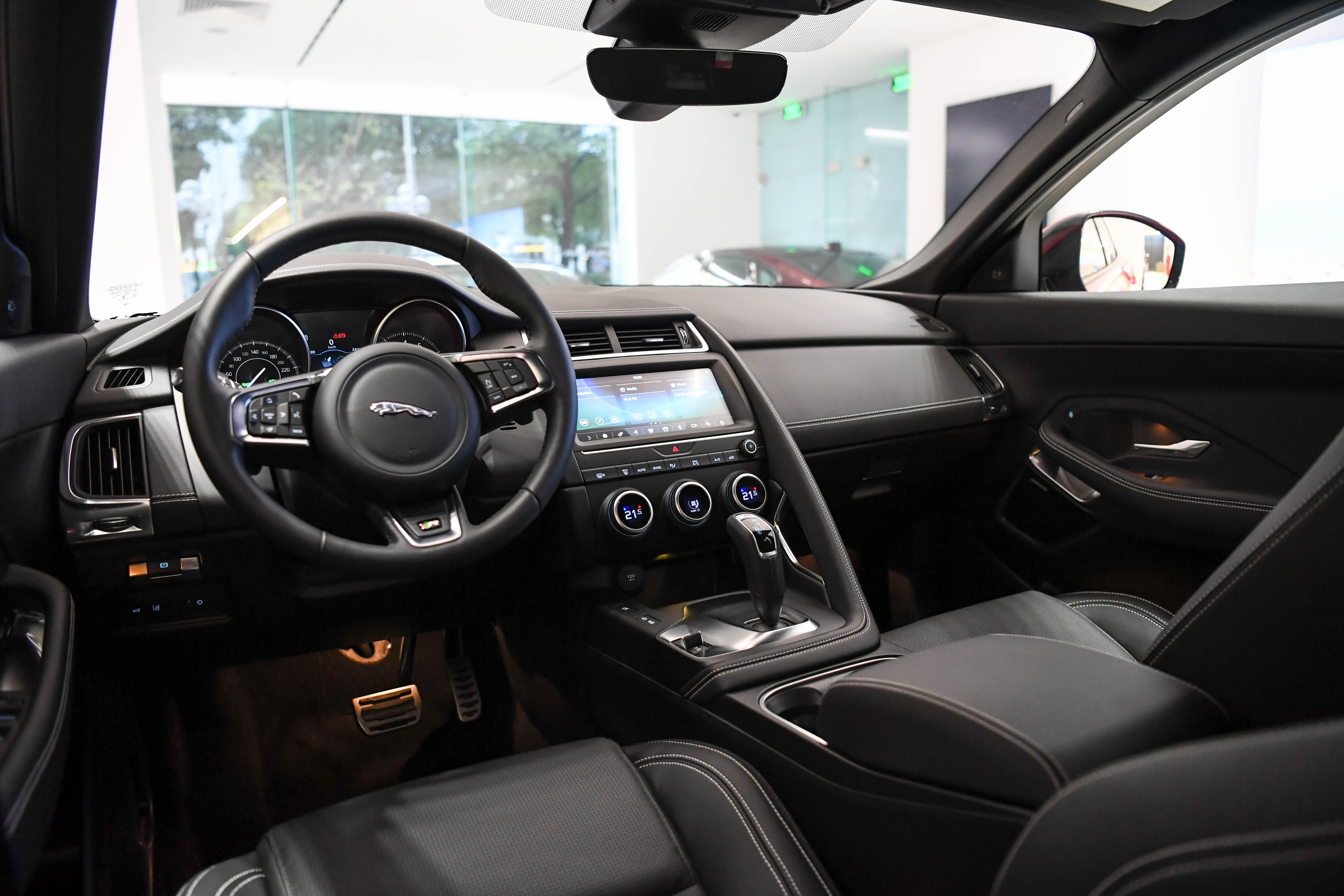 So sanh Range Rover Evoque va Jaguar E-Pace anh 12