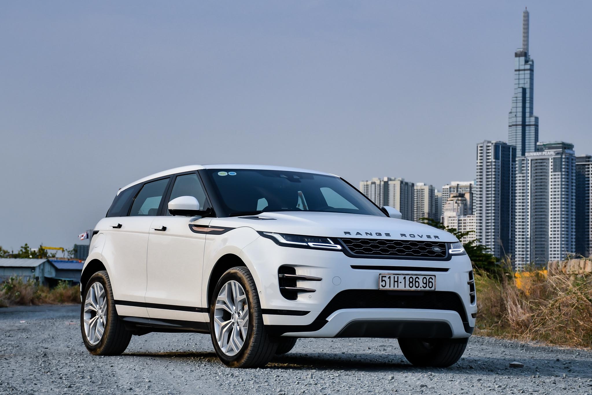 So sanh Range Rover Evoque va Jaguar E-Pace anh 2