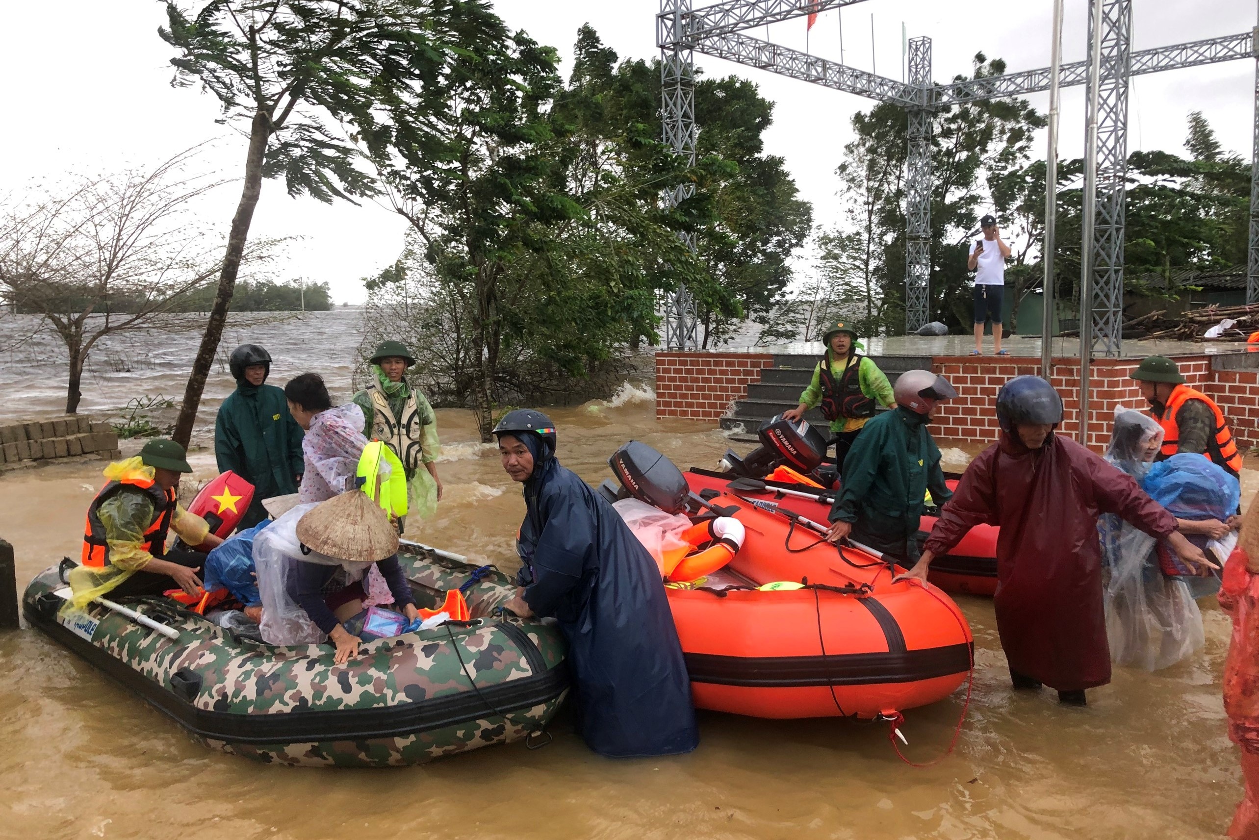 PVC va doi xuong hoi Ha Noi giai cuu 91 nguoi dan ket trong vung lu hinh anh