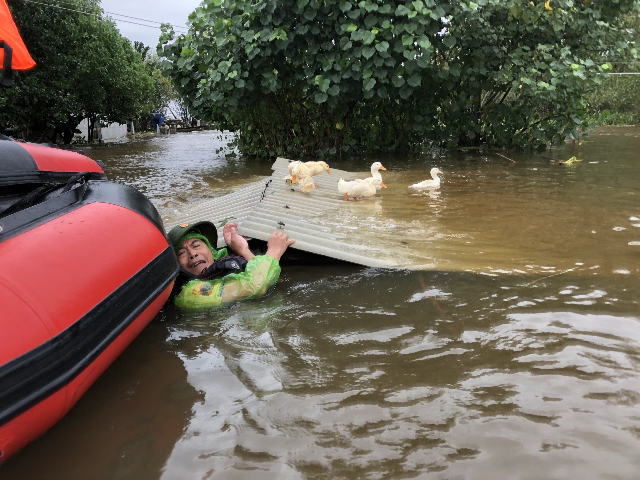 giai cuu 91 nguoi dan ket trong vung lu anh 7