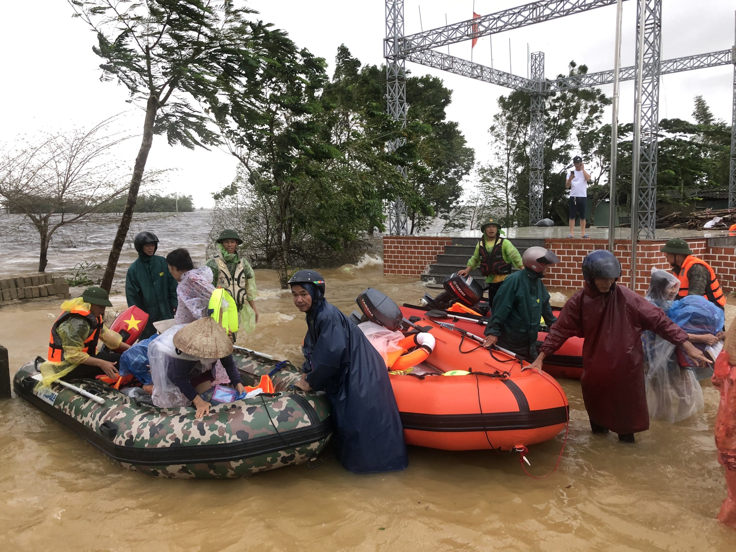 giải cứu 91 người dân kẹt trong vùng lũ ảnh 6 giai cuu 91 nguoi dan ket trong vung lu anh 6