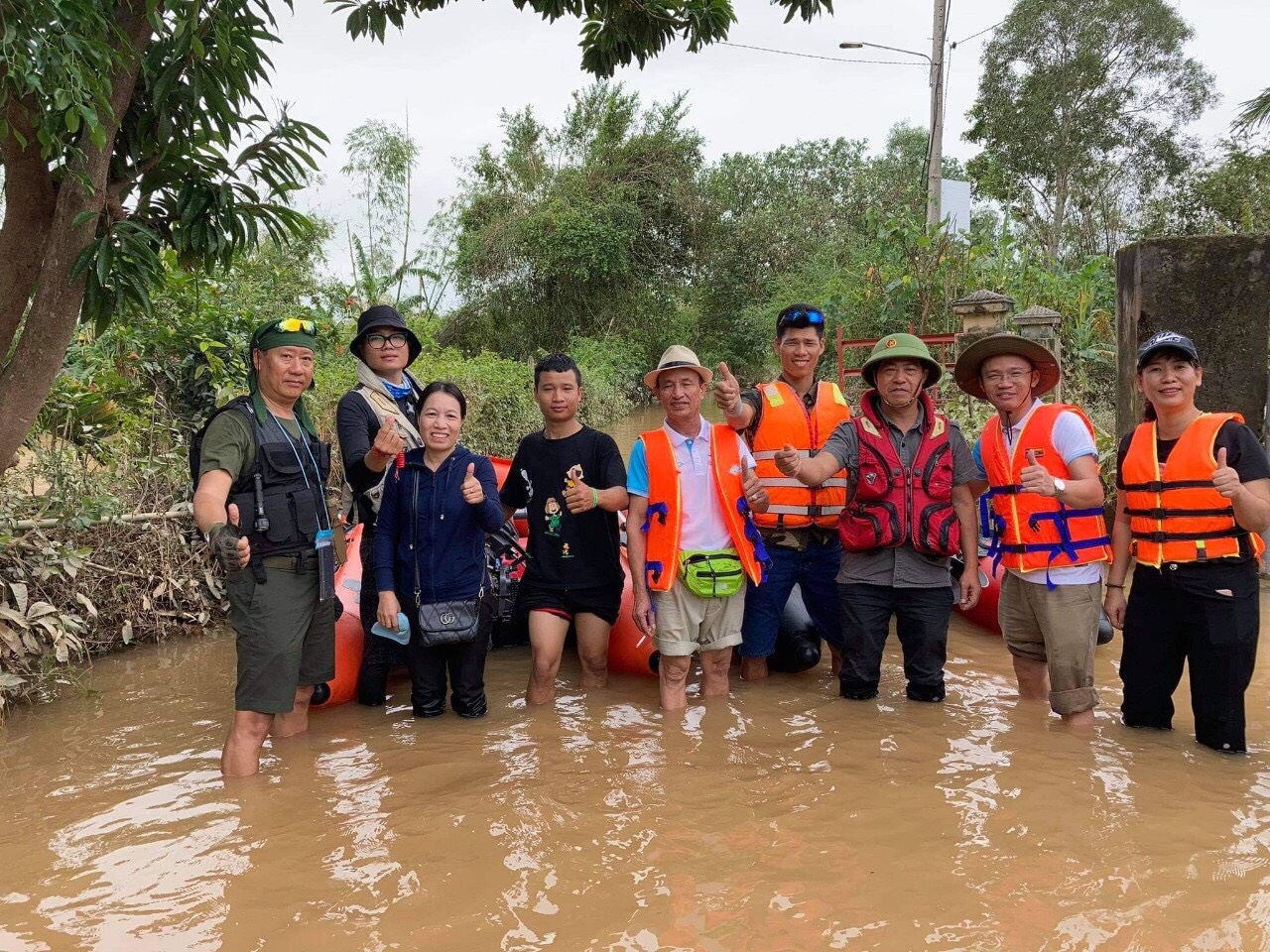 giai cuu 91 nguoi dan ket trong vung lu anh 1