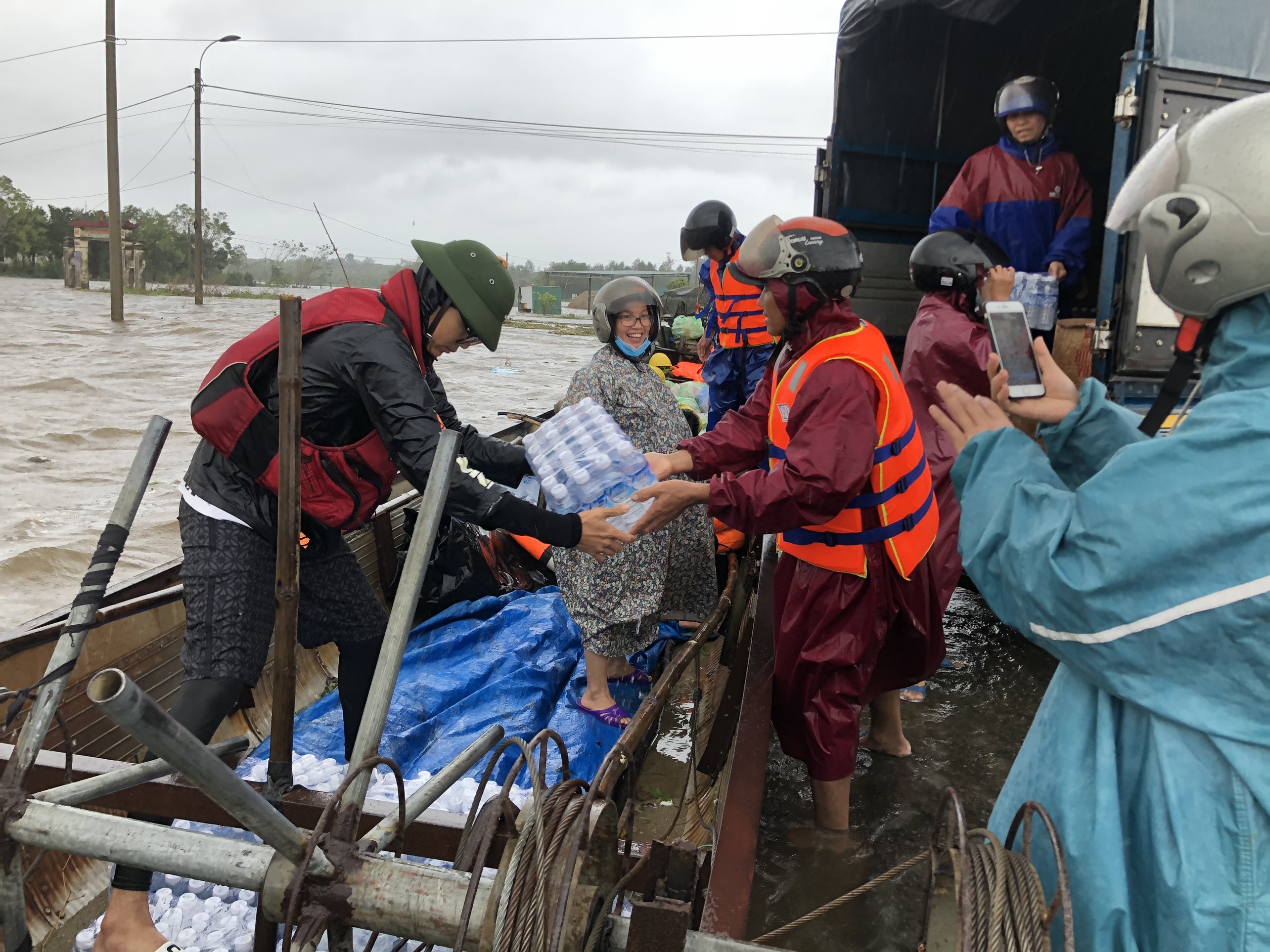giải cứu 91 người dân kẹt trong vùng lũ ảnh 2 giai cuu 91 nguoi dan ket trong vung lu anh 2