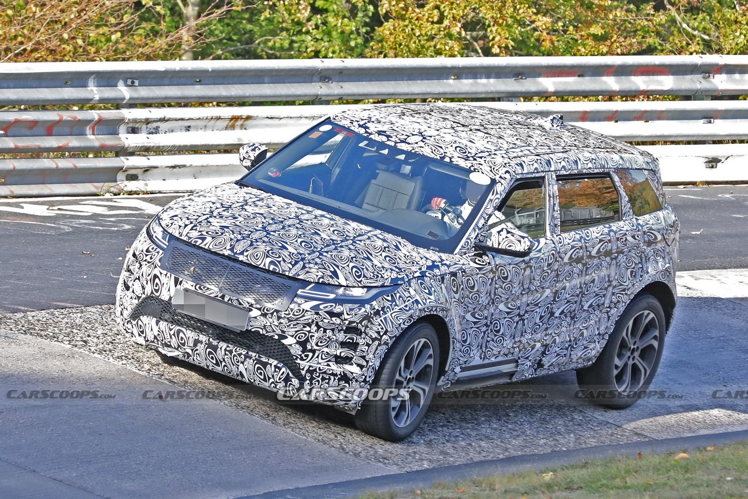 Range Rover Evoque ban truc co so keo dai bi lo anh chay thu hinh anh