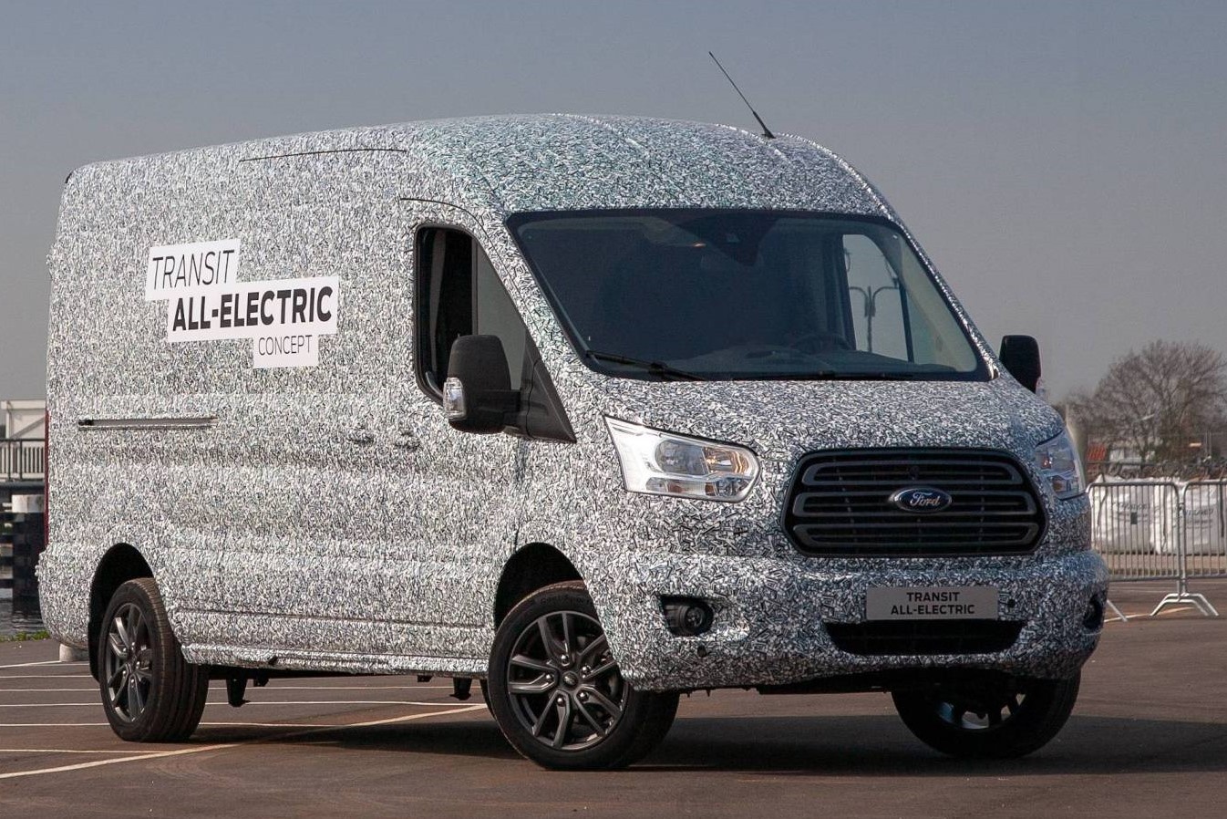 Ford Transit sap co phien ban chay dien hoan toan hinh anh