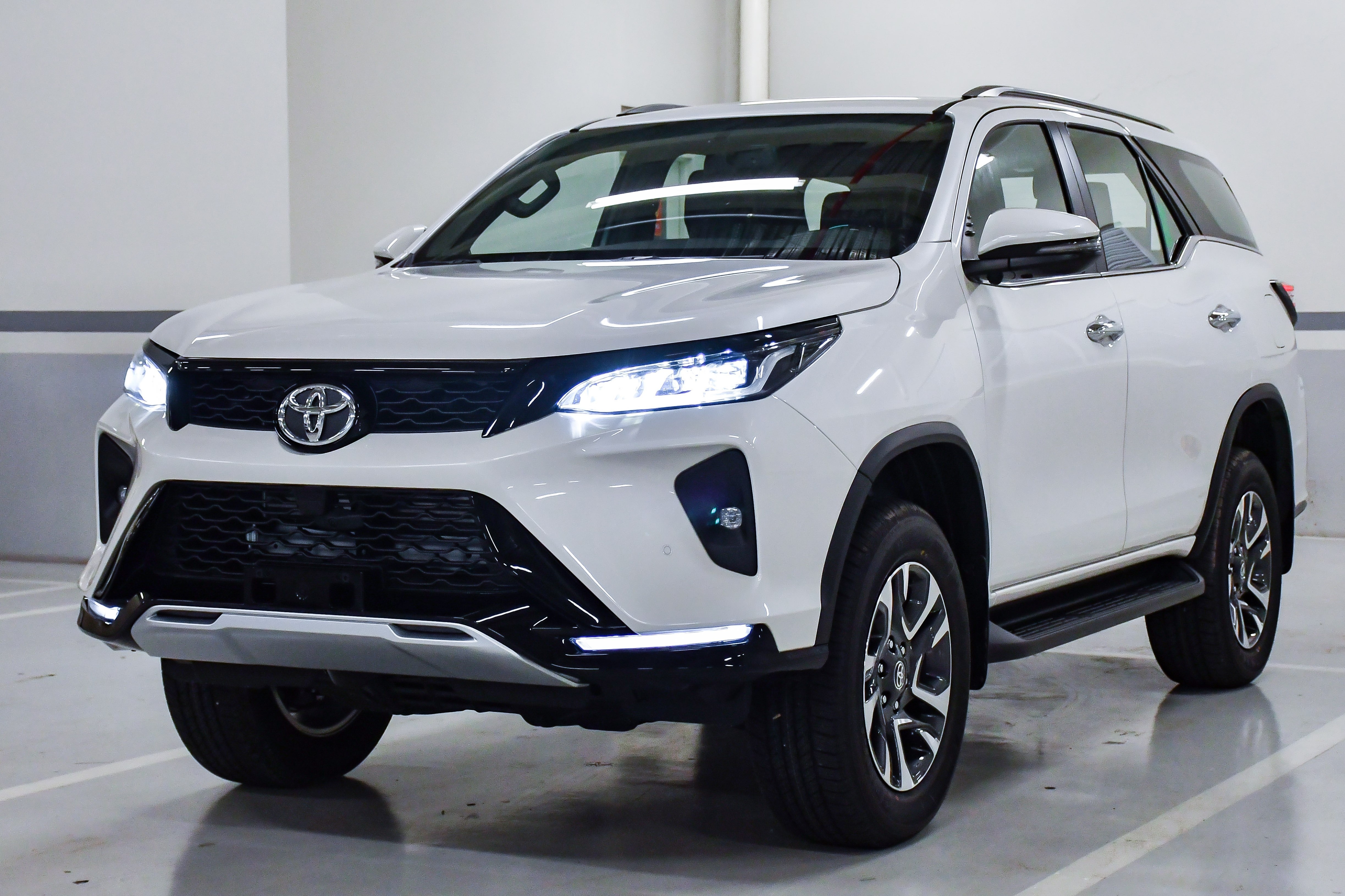 Gia lan banh nhung mau SUV an khach khi het ho tro 50% phi truoc ba hinh anh