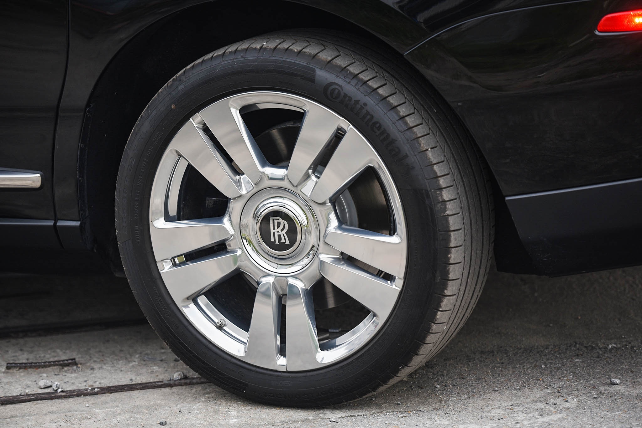 Chi tiết Rolls-Royce Cullinan phiên bản 5 chỗ tại Việt Nam ảnh 8 Chi tiet Rolls-Royce Cullinan phien ban 5 cho tai Viet Nam anh 8