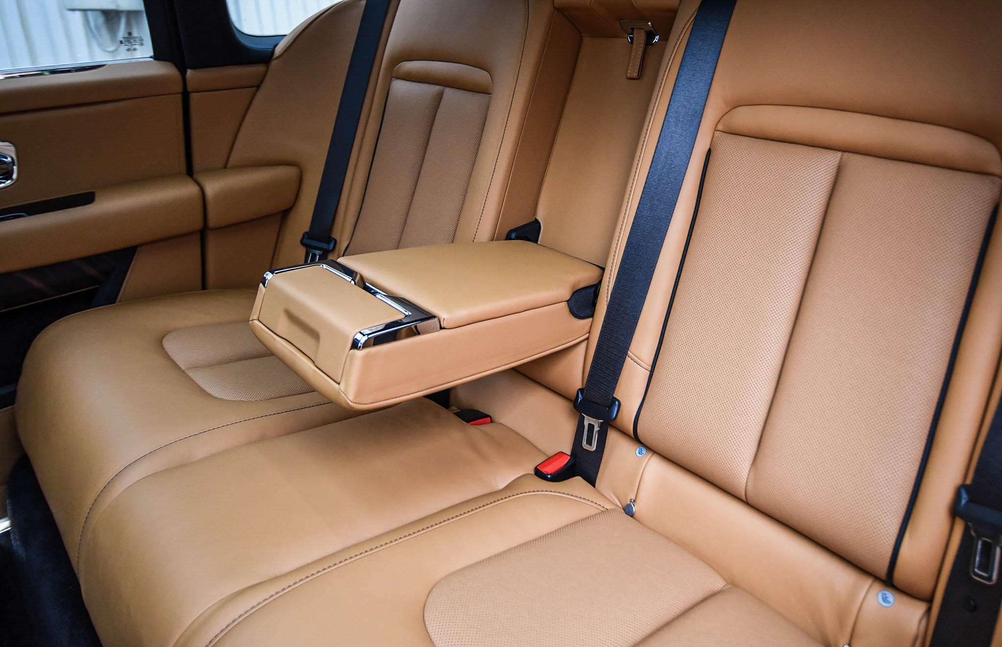 Chi tiết Rolls-Royce Cullinan phiên bản 5 chỗ tại Việt Nam ảnh 18 Chi tiet Rolls-Royce Cullinan phien ban 5 cho tai Viet Nam anh 18